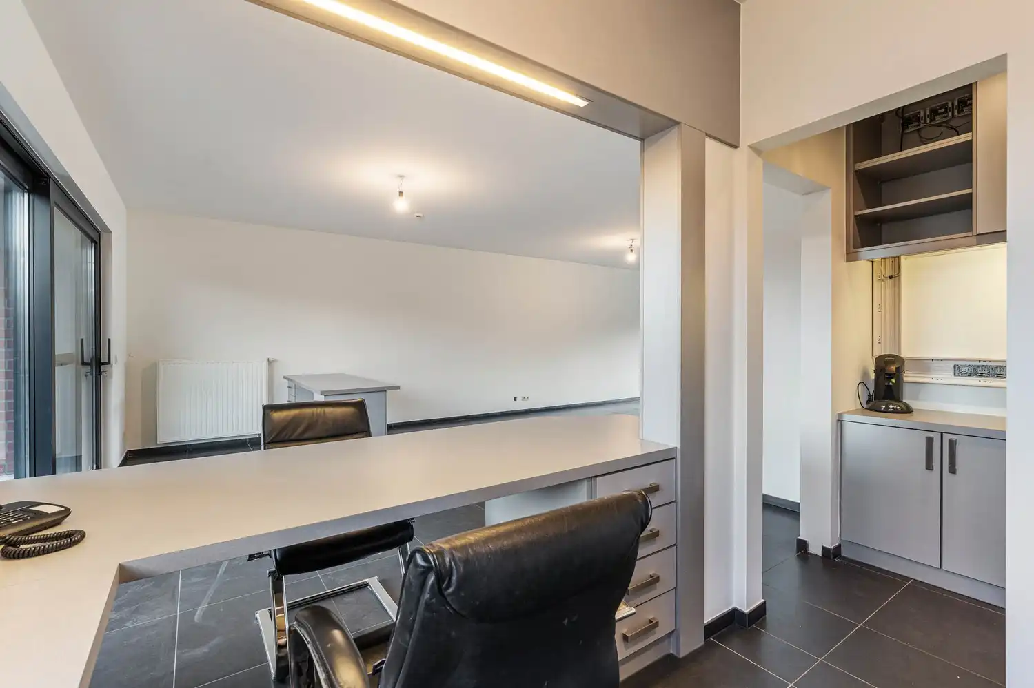 Recente, polyvalente en lichtrijke handelsruimte met 3 private autostaanplaatsen op een commercieel gunstige ligging te Kessel-Lo! foto 9