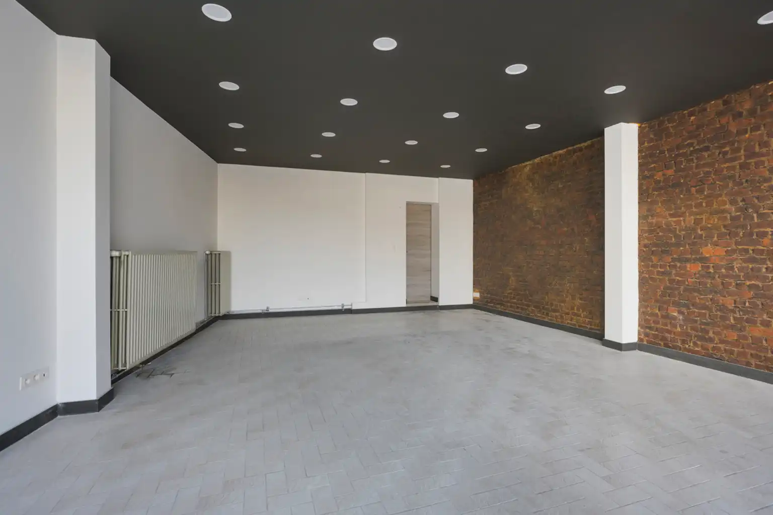 Handelspand te Zellik gelegen op drukke steenweg foto 2