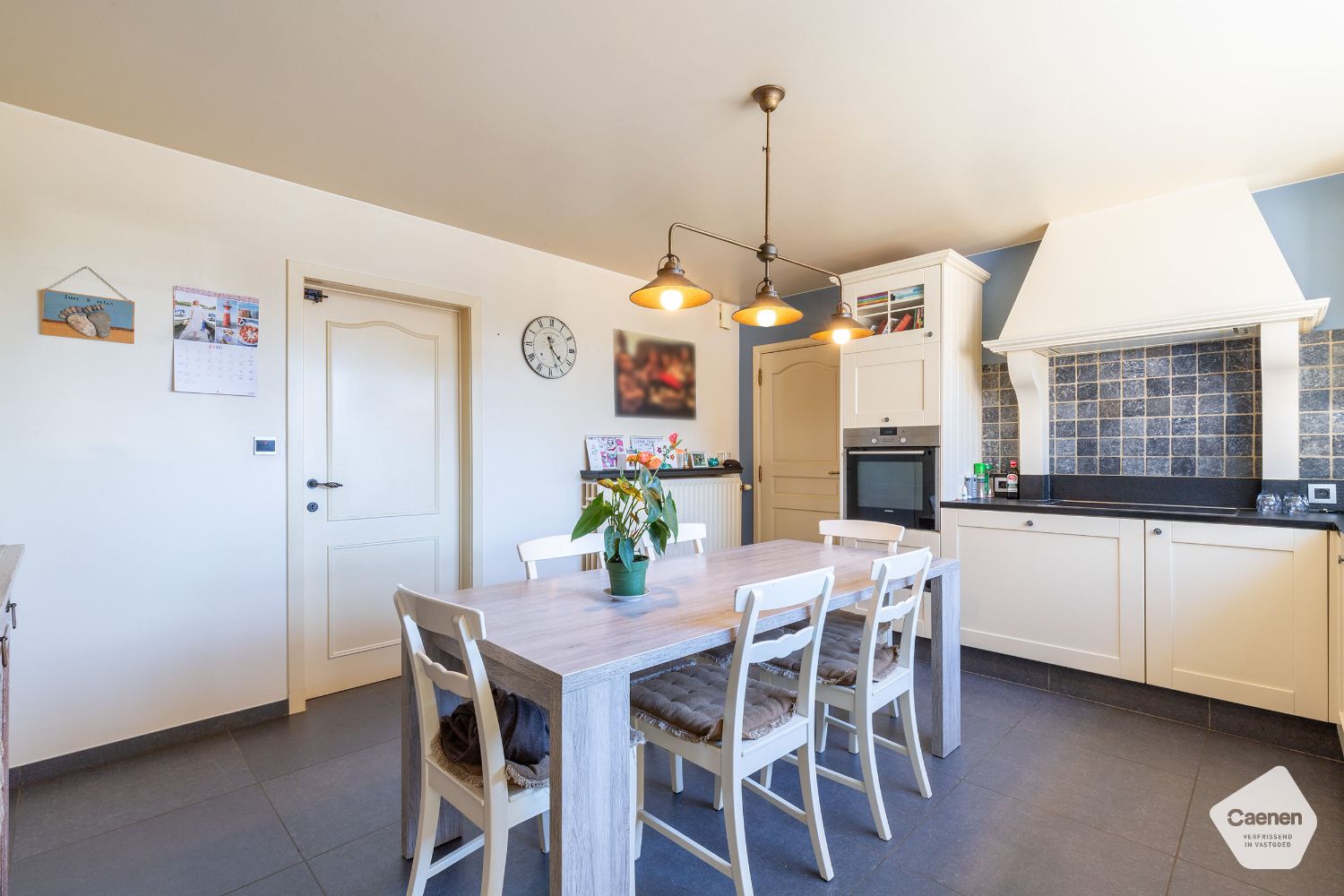 VRIJSTAANDE TE RENOVEREN STEVIGE WONING op een mooi perceel  van 1210 m²  met 3 slaapkamers , GARAGE EN BIJGEBOUW foto 7