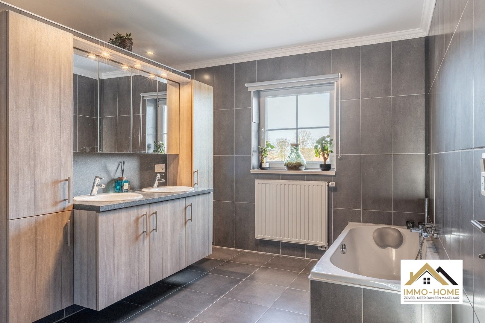 Ruime recente woning in pastorij stijl foto 17