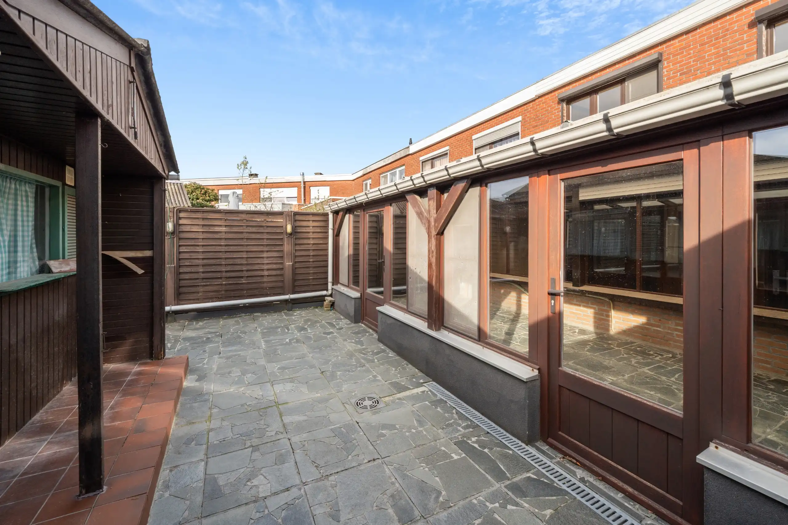 Op te frissen rijwoning op 197m2 in een centraal gelegen buurt foto 16