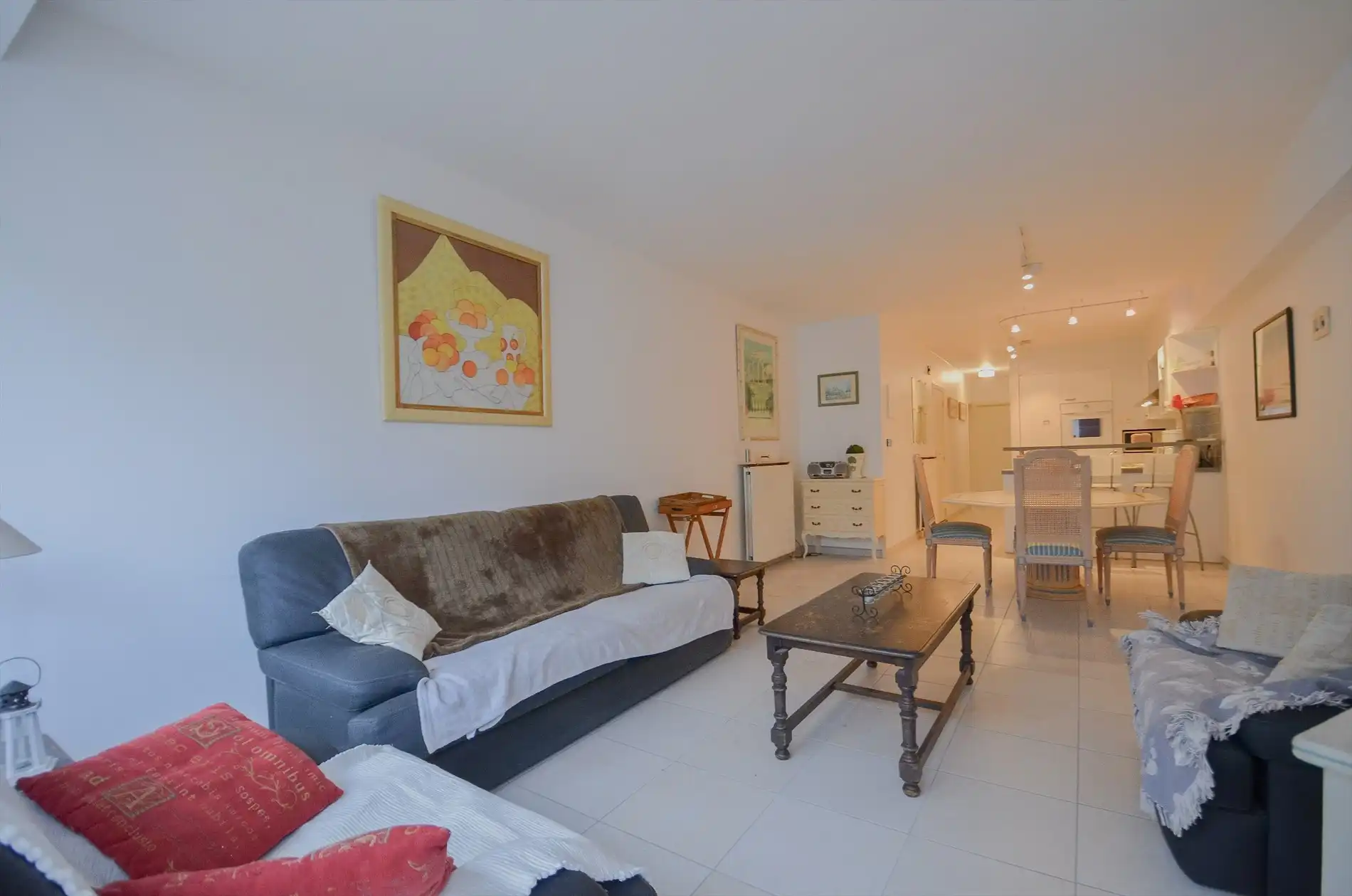 EXCLUSIEF BIJ IMMO BLUE: Op te frissen appartement gelegen op enkel stappen van de zee en de Kustlaan. foto 2