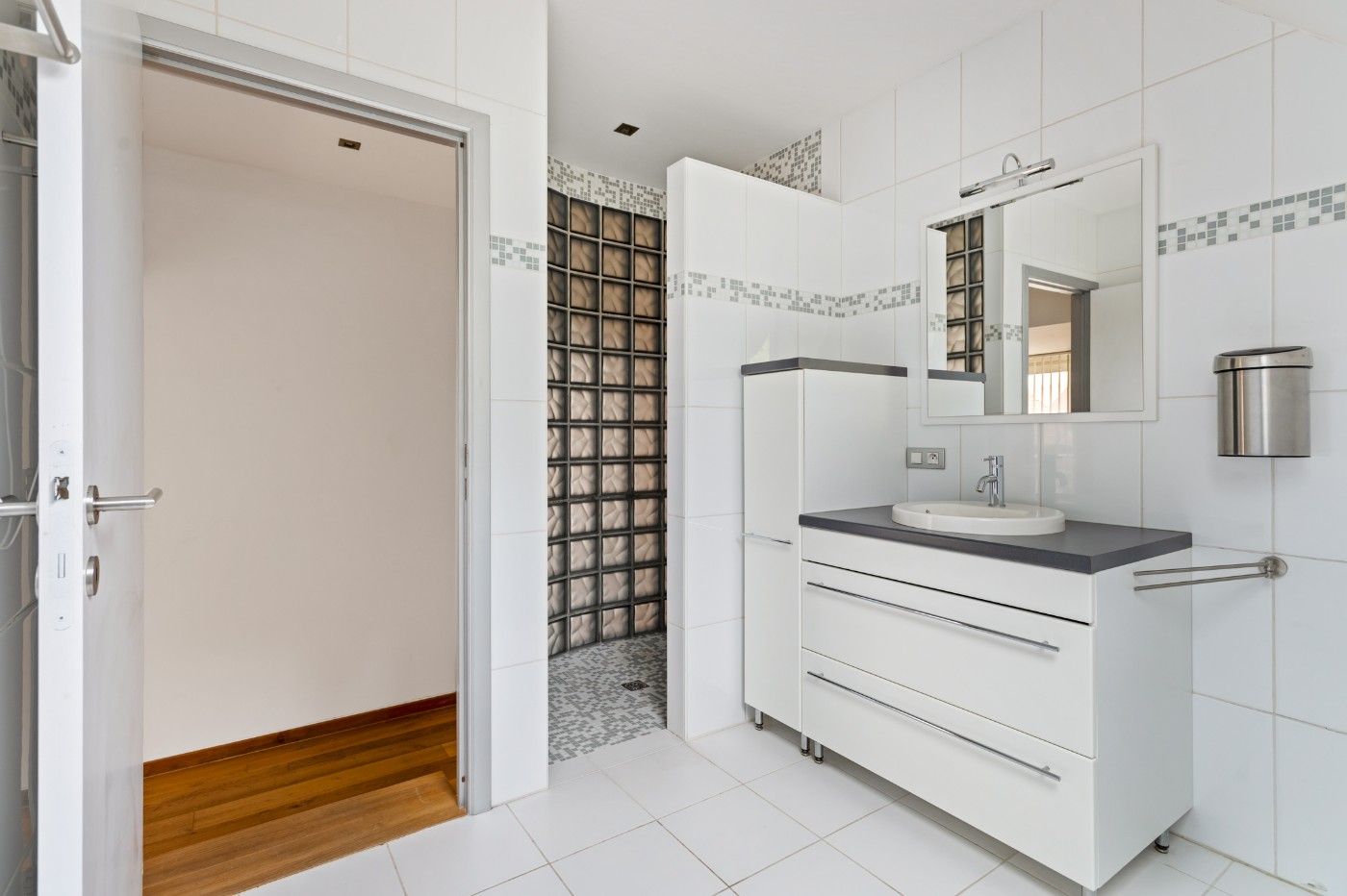 Ruime, instapklare woning met 3 slpk., dubbele garage en tuin foto 17