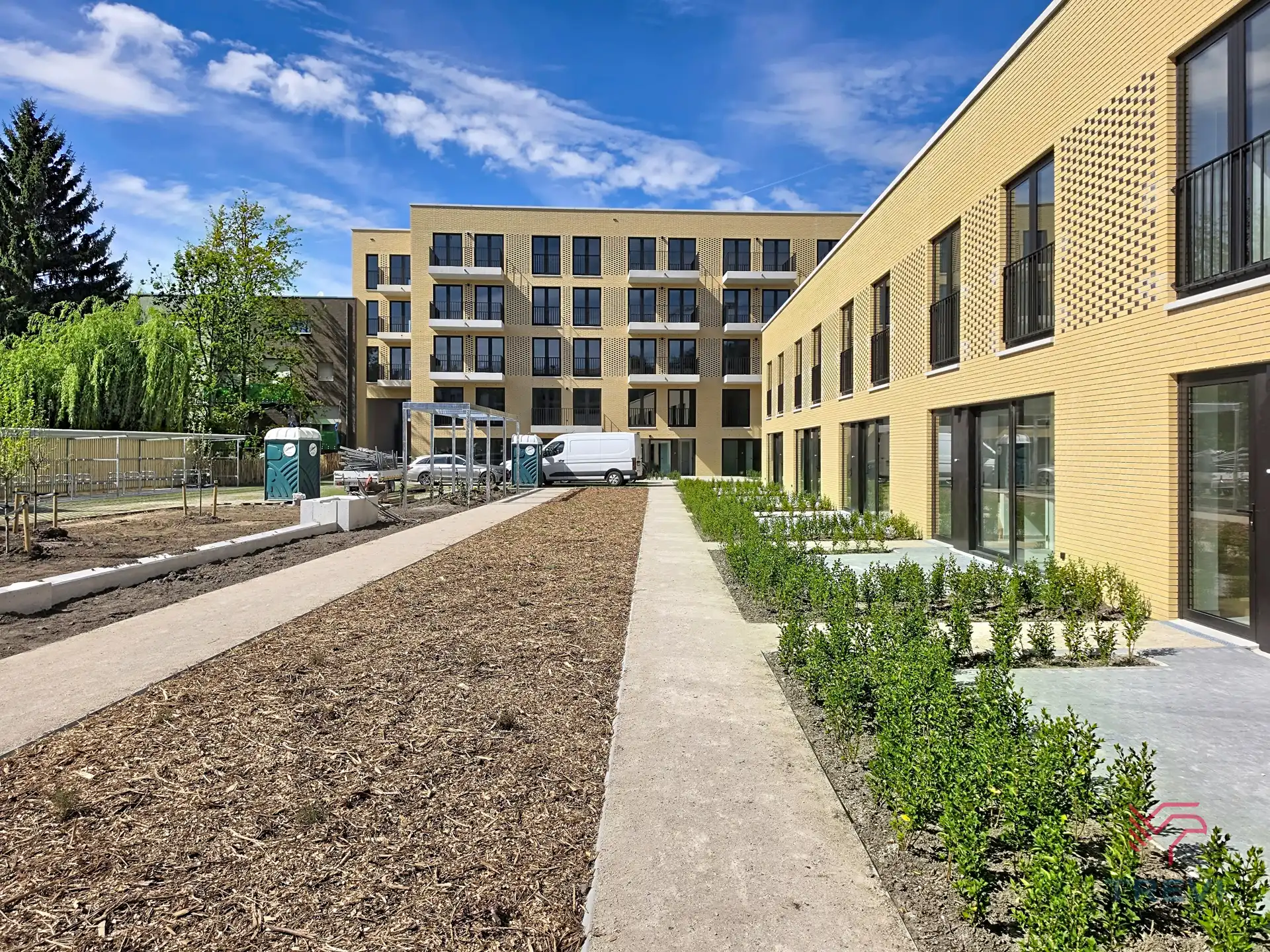 Nieuwe studio met terras in een groene omgeving foto 9