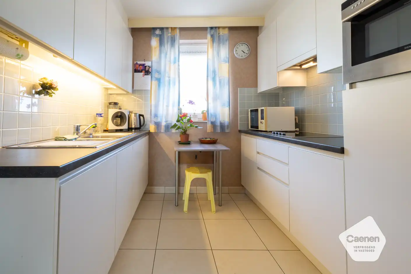 Ruim woonappartement in goede staat foto 25