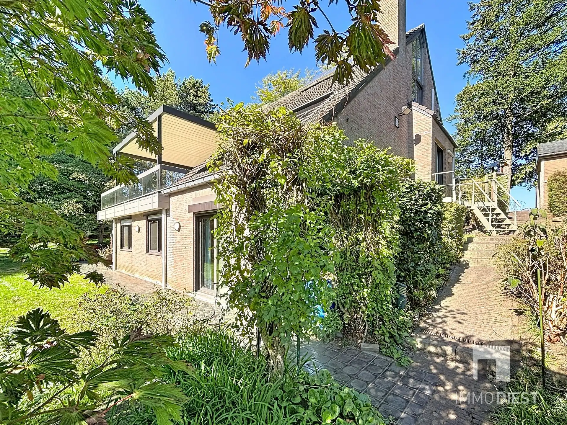 Prachtig gelegen villa met uniek ontwerp op 57a 74ca én achterliggende vijvers op 75a 54ca. foto 44