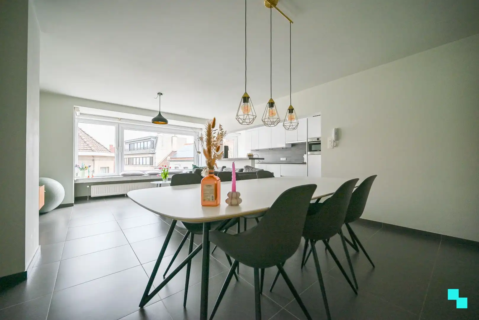 Verrassend ruim en compleet gerenoveerd appartement in hartje Izegem foto 6
