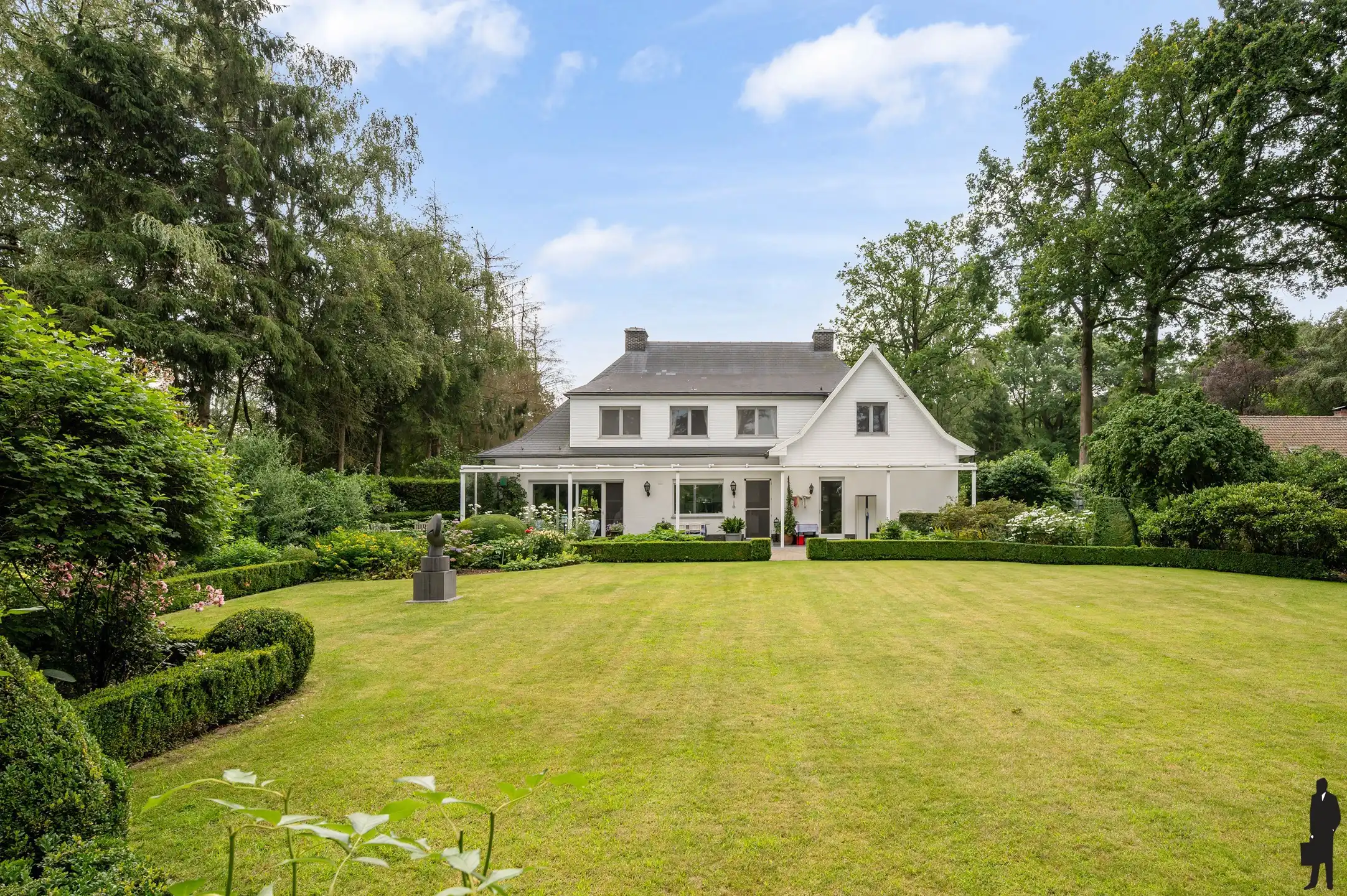 Statige villa op prachtig aangelegd perceel  met 4 slaapkamers en inpandige garage foto 36