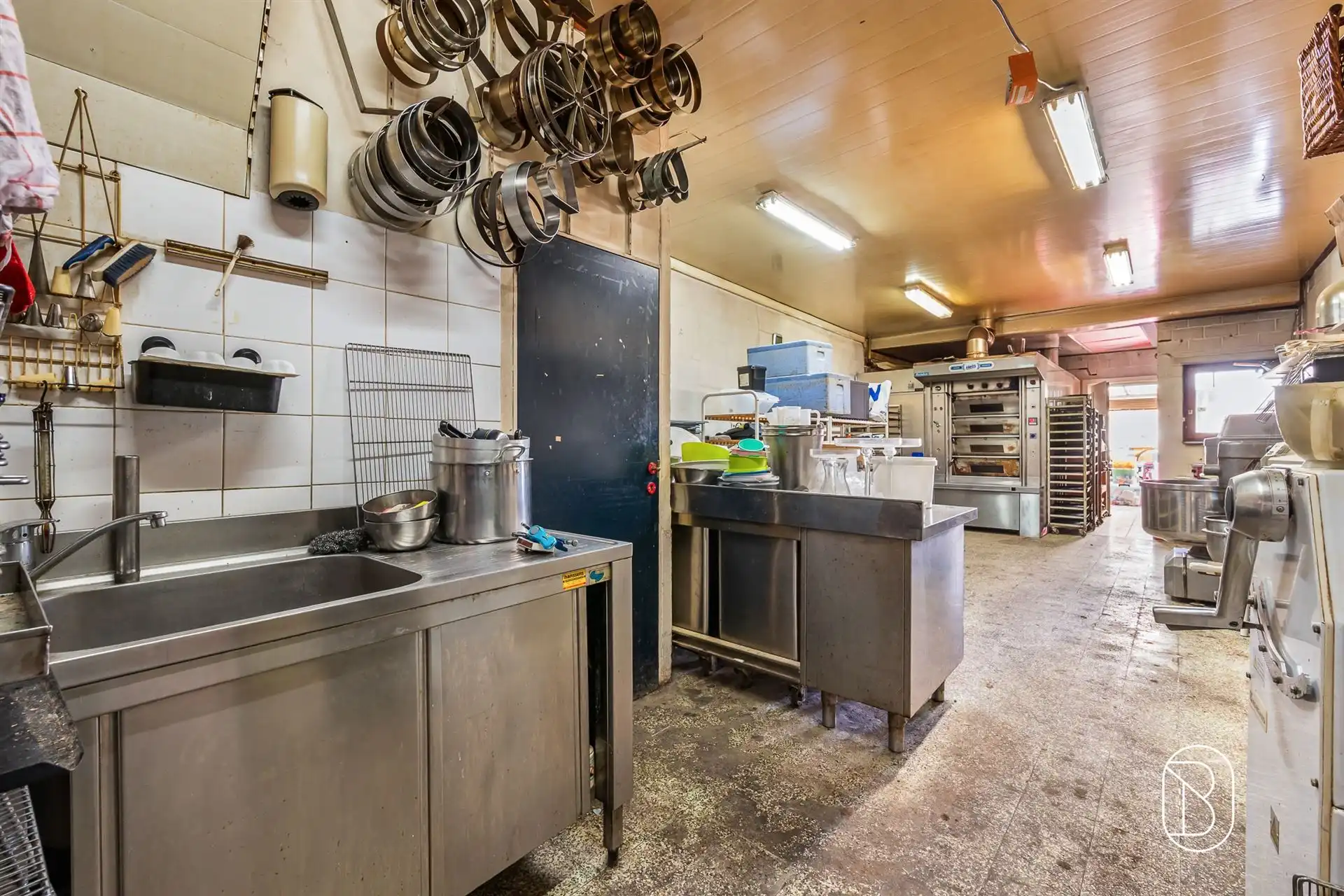 Voormalige bakkerij met woonst, garage, tuin en potentieel foto 6