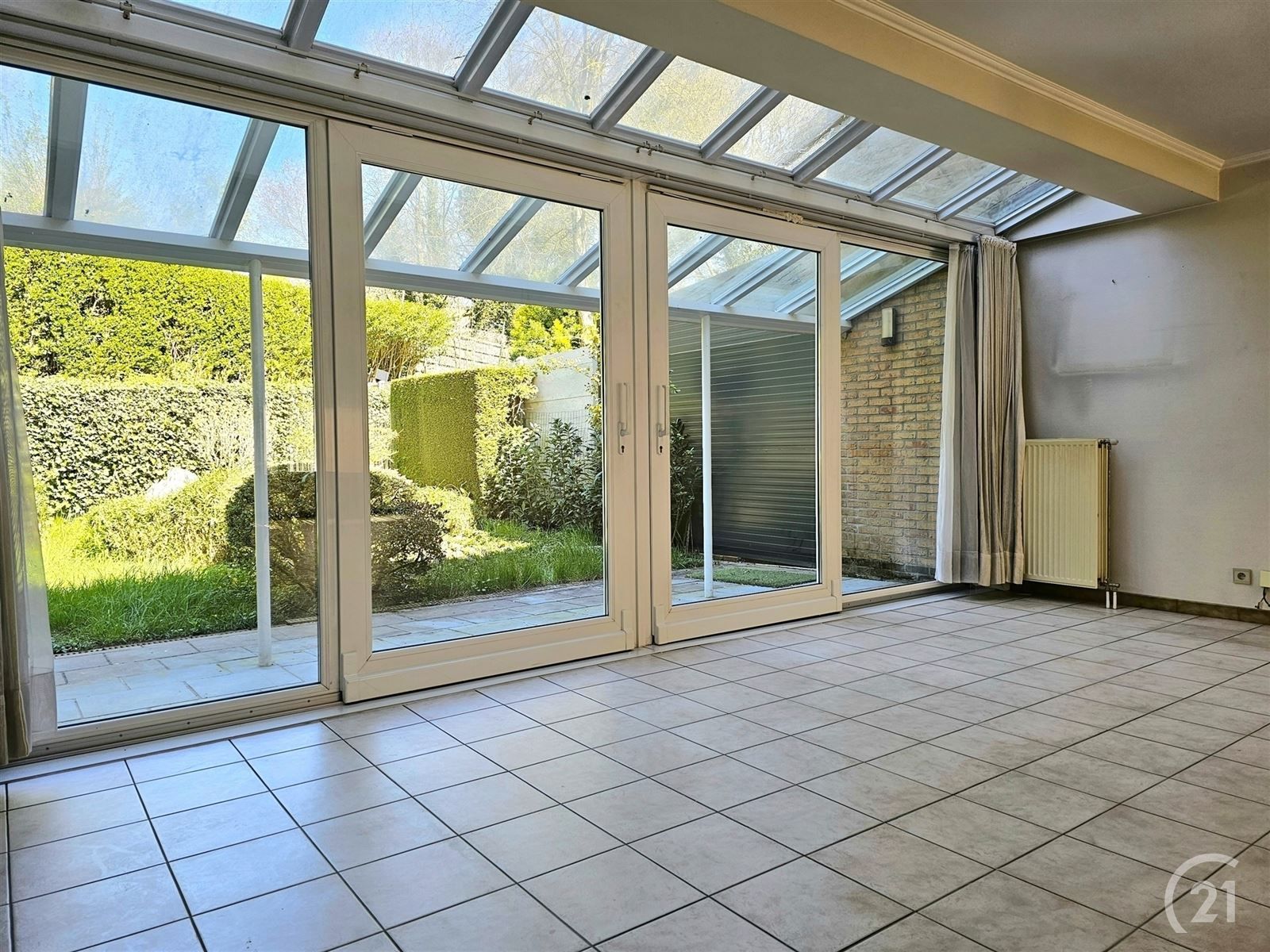 Lichtrijke woning met tuin en garage foto 2