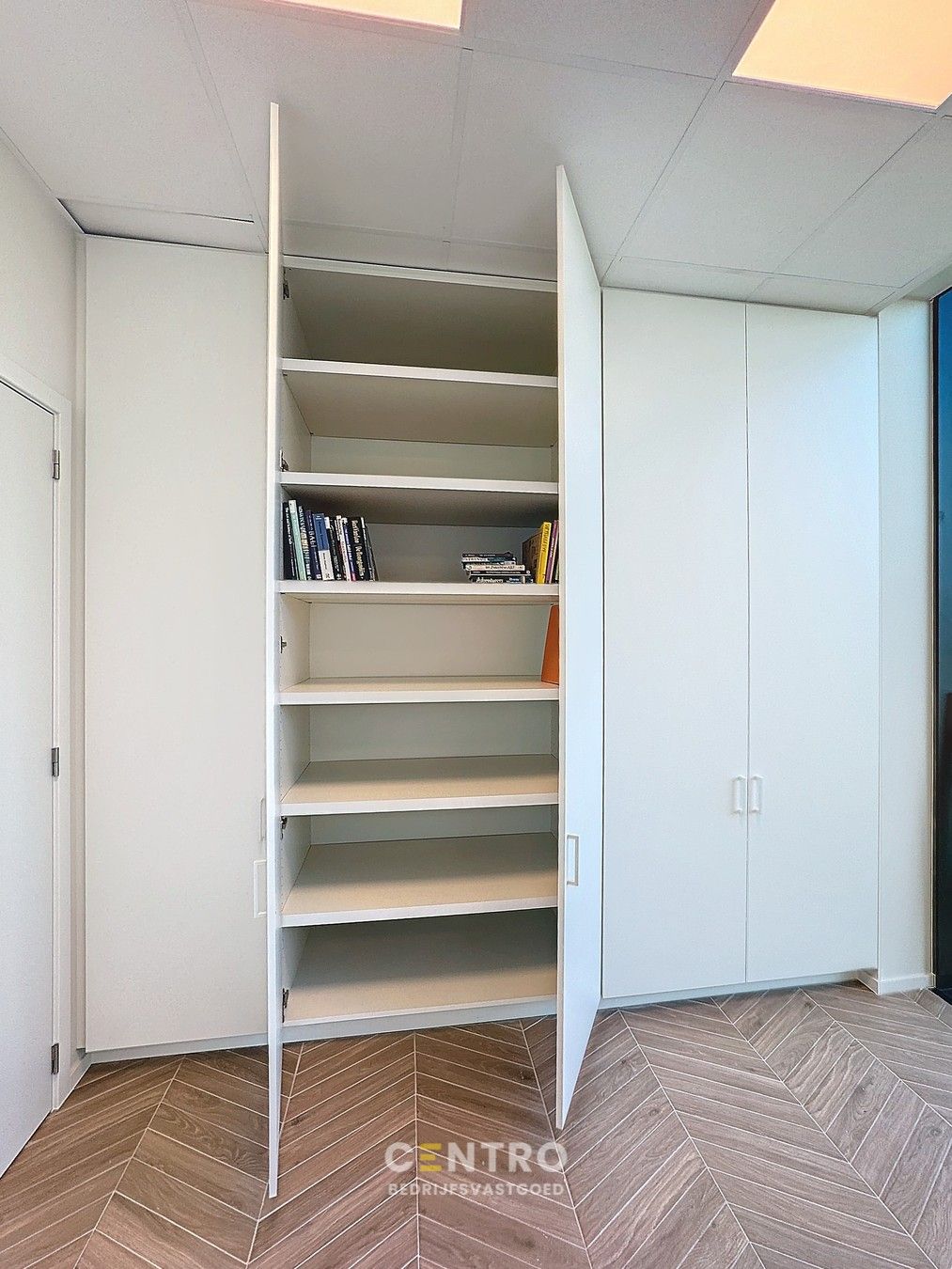 Splinternieuwe (° 2023) PLUG & PLAY kantoorruimte (20m²) met alle randaccommodatie te Oostende (naast de afrit "Zandvoorde". foto 5