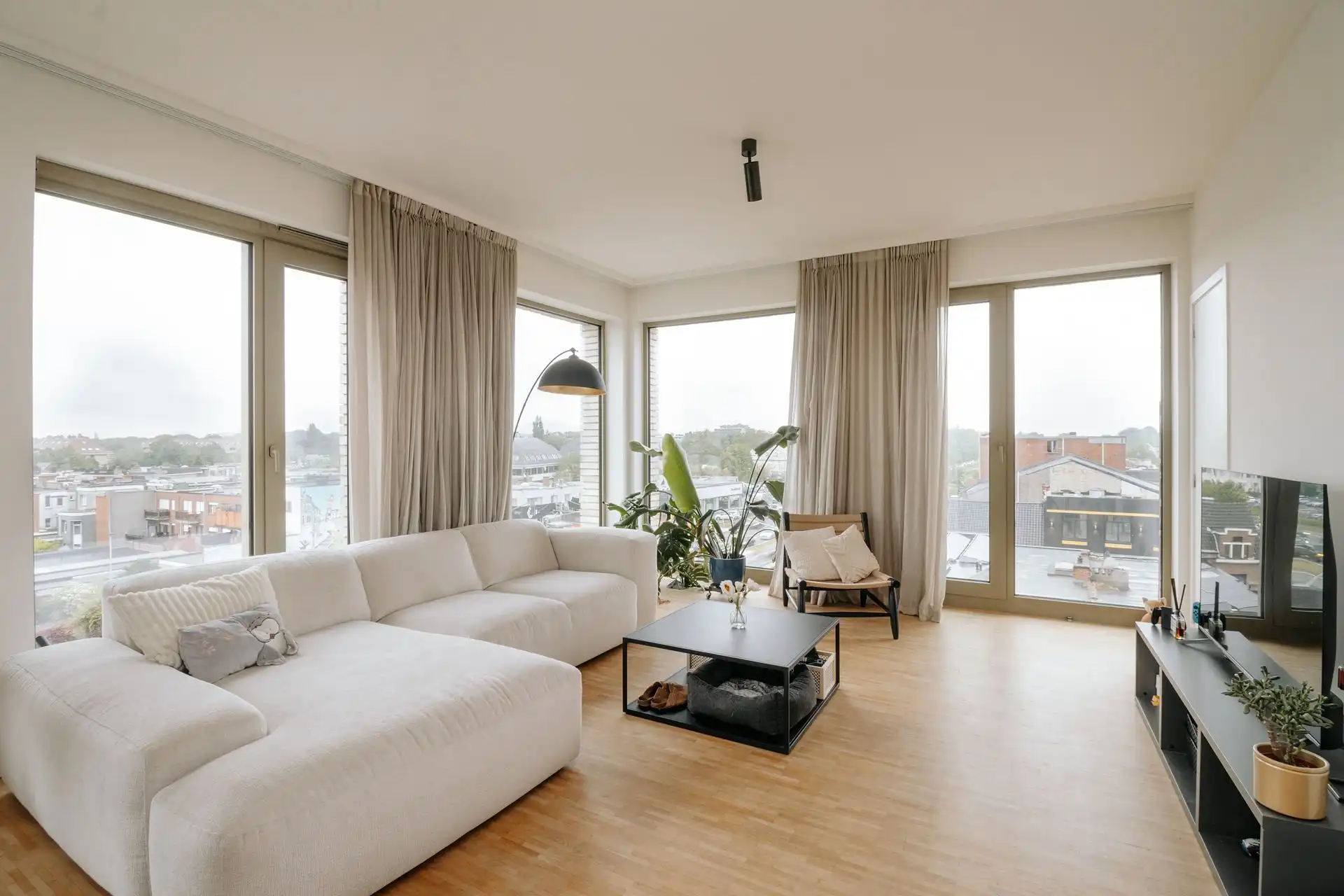 Modern en lichtrijk 2-slaapkamerappartement met terras! foto 4