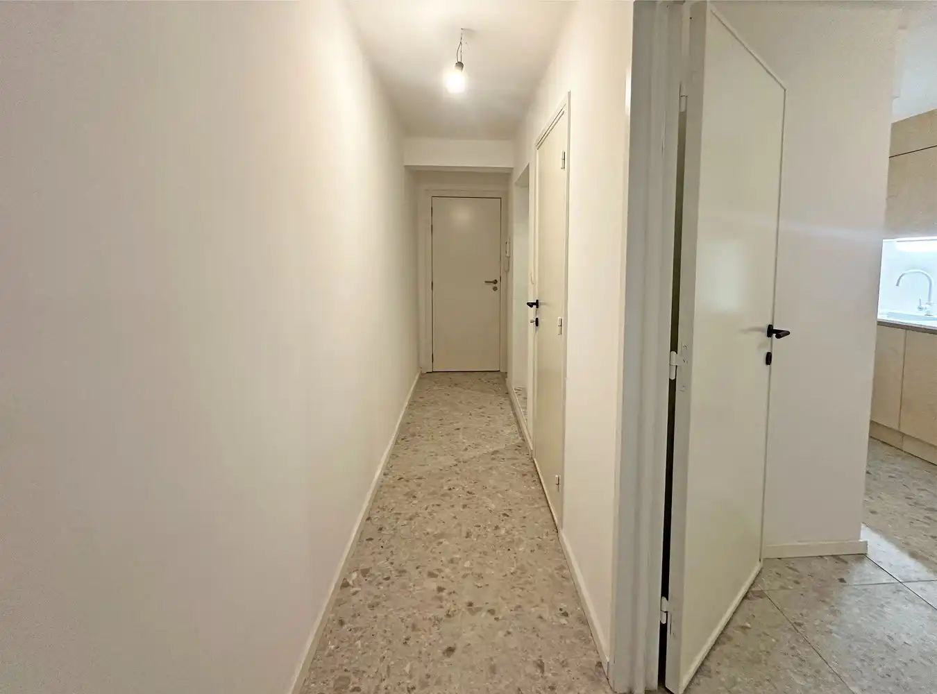 Gelijkvloers Studio met aparte keuken en tuin in Antwerpen! foto 8