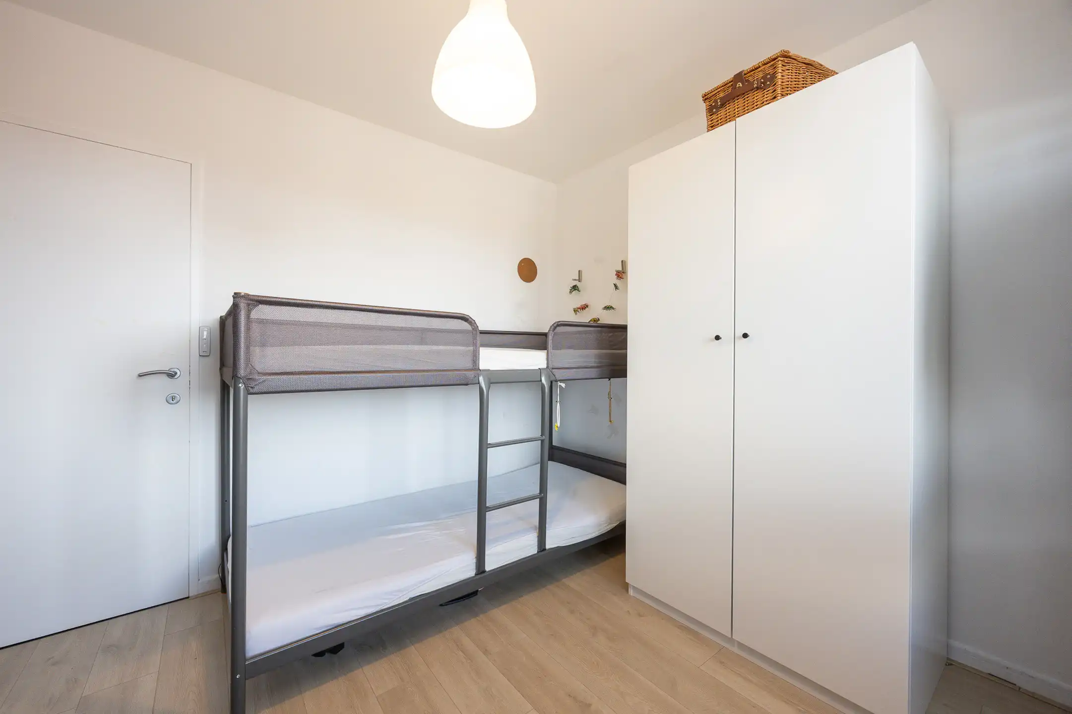 Centraal gelegen 2 slpk app met ruim terras en staanplaats. foto 15