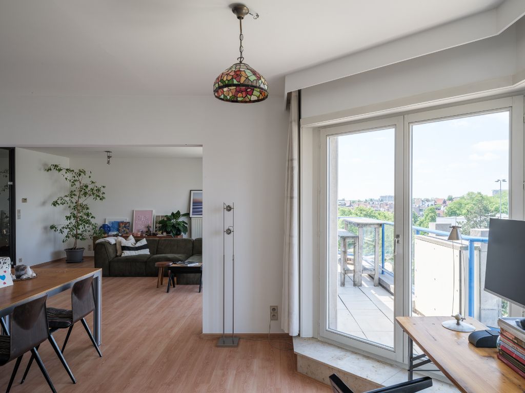 Licht op te frissen penthouse met 4 slaapkamers, meerdere zonneterrassen en een adembenemend uitzicht over de Leie en de Bijloke. Aankoop staanplaats. foto 9
