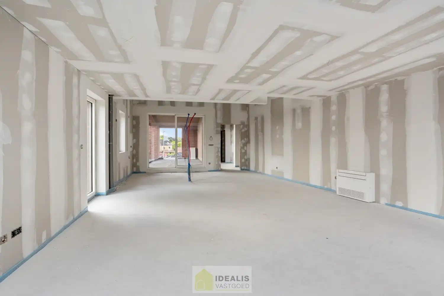 IDEALIS VASTGOED - PRACHTIGE CASCO+ PENTHOUSE MET EEN HEERLIJK LICHTRIJKE WOONKAMER MET OPEN KEUKEN EN AANSLUITEND ZEER RUIM TERRAS, 2 SLAAPKAMERS, BADKAMER, BERGPLAATS EN KELDERBERGING OP EEN GEGEERDE LOCATIE IN HET CENTRUM VAN PEER! Een aangename penthouse met een netto bewoonbare oppervlakte van +-102m² met veel lichtinval en grote glaspartijen en een ruim terras van maar liefst +- 22m², met apart kelderberging en fietsenstalling op een gegeerde locatie! Deze casco+ penthouse biedt op de 2de  verdieping een heerlijk ruime woonkamer met open keuken, een ruime inkom, een toilet, een bergplaats en toegang tot het ruim terras. Op de 3de  verdieping beschikt het penthouse over 2 slaapkamers en een badkamer. Een penthouse met vele troeven dus, nl. casco+ en nog volledig naar eigen smaak af te werken, een fijne locatie, veel lichtinval en ruime glaspartijen, zeer ruime leefruimte met open keuken, 2 slaapkamers, laag energieverbruik,… foto 7