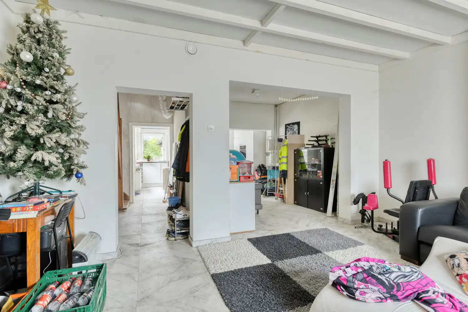 RUIME EN GERENOVEERDE WONING MET 4 SLAAPKAMERS EN WESTGERICHTE TUIN TE HALEN! foto 4