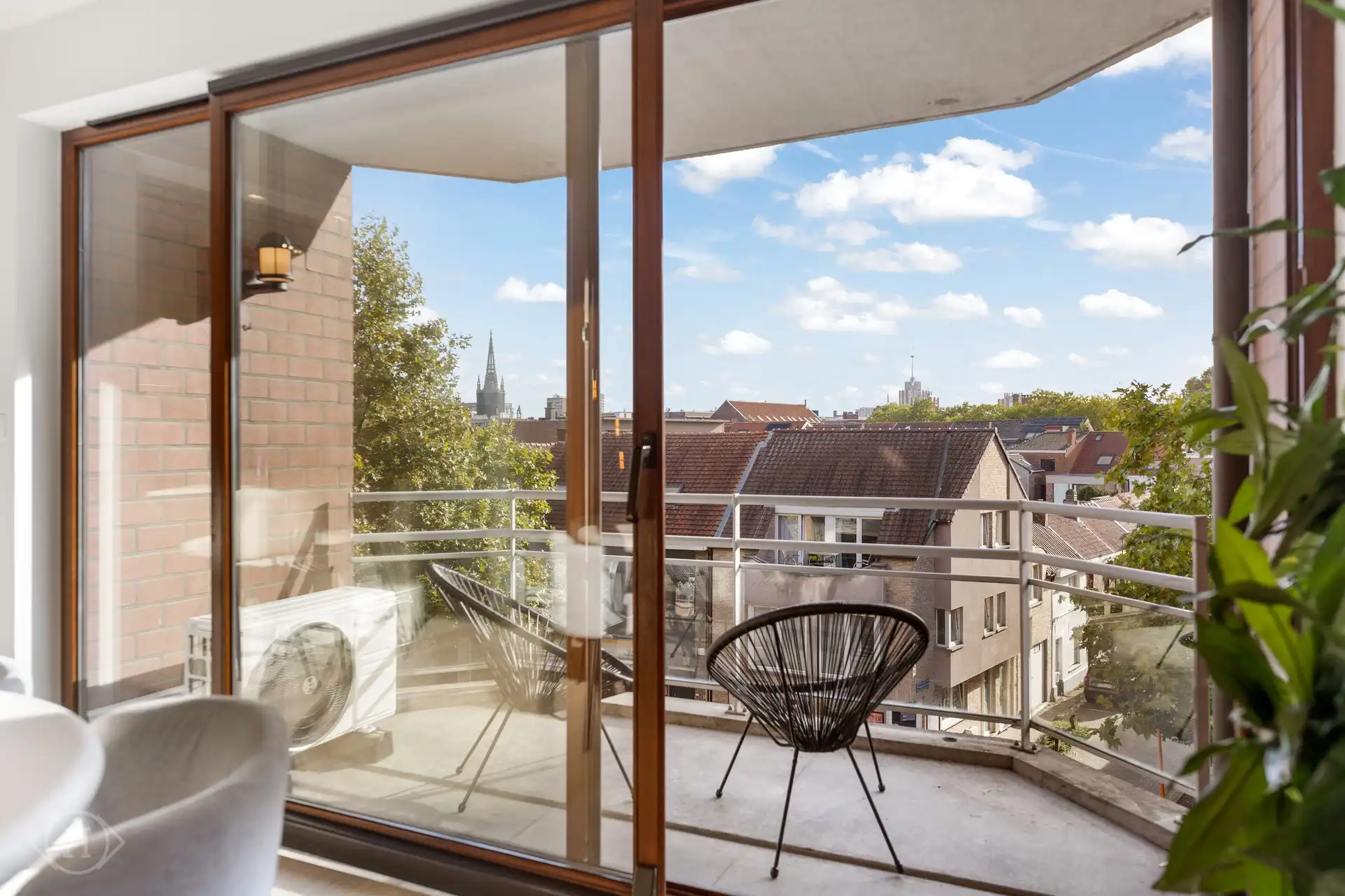 Volledig gerenoveerd 2-slpk appartement met garagebox foto 6