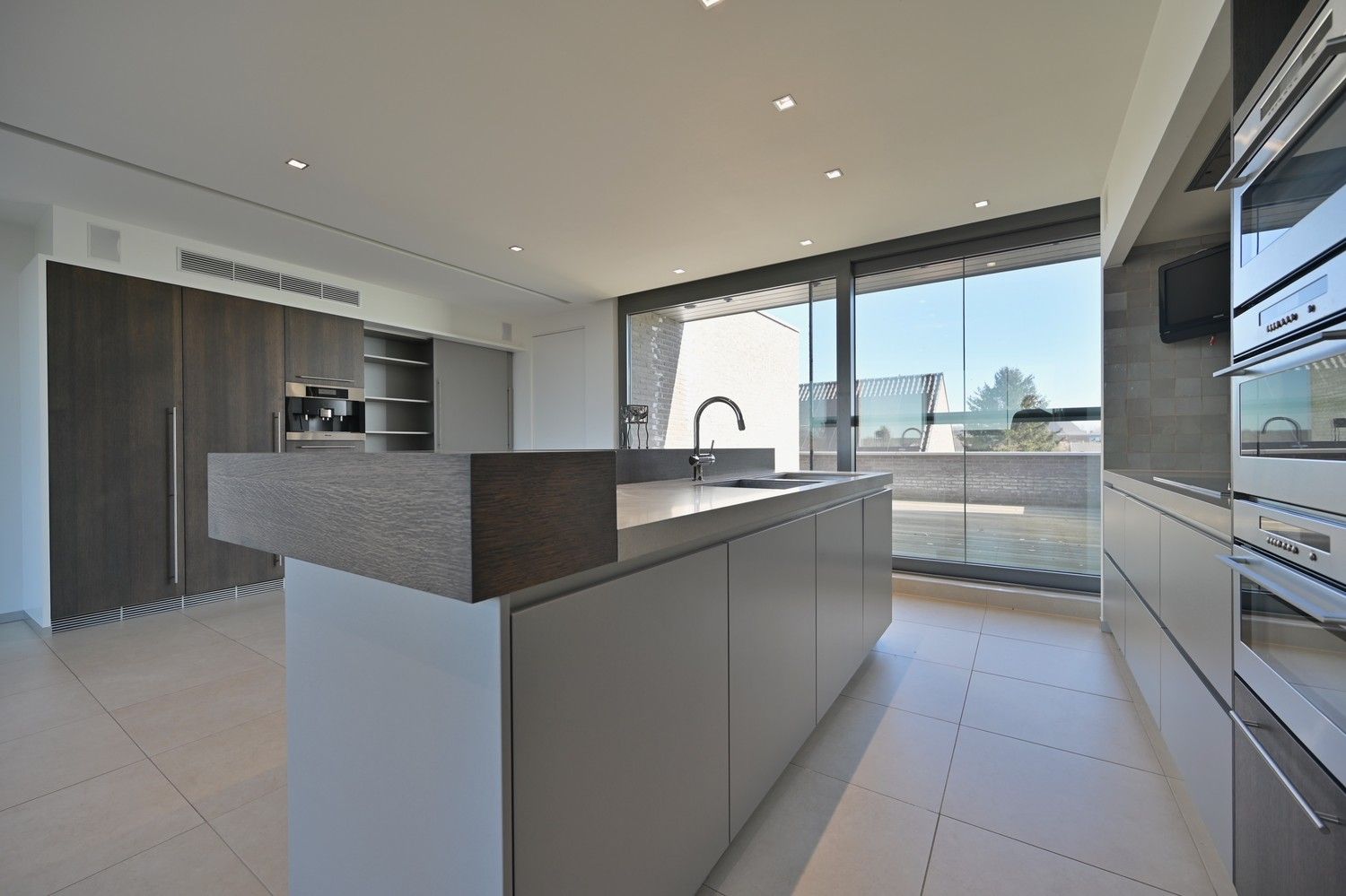 Schitterend penthouse van 185 m² gelegen op de 2de verdieping van een exclusieve residentie "Park Oud Rekem" in hartje Oud-Rekem te Lanaken. foto 10