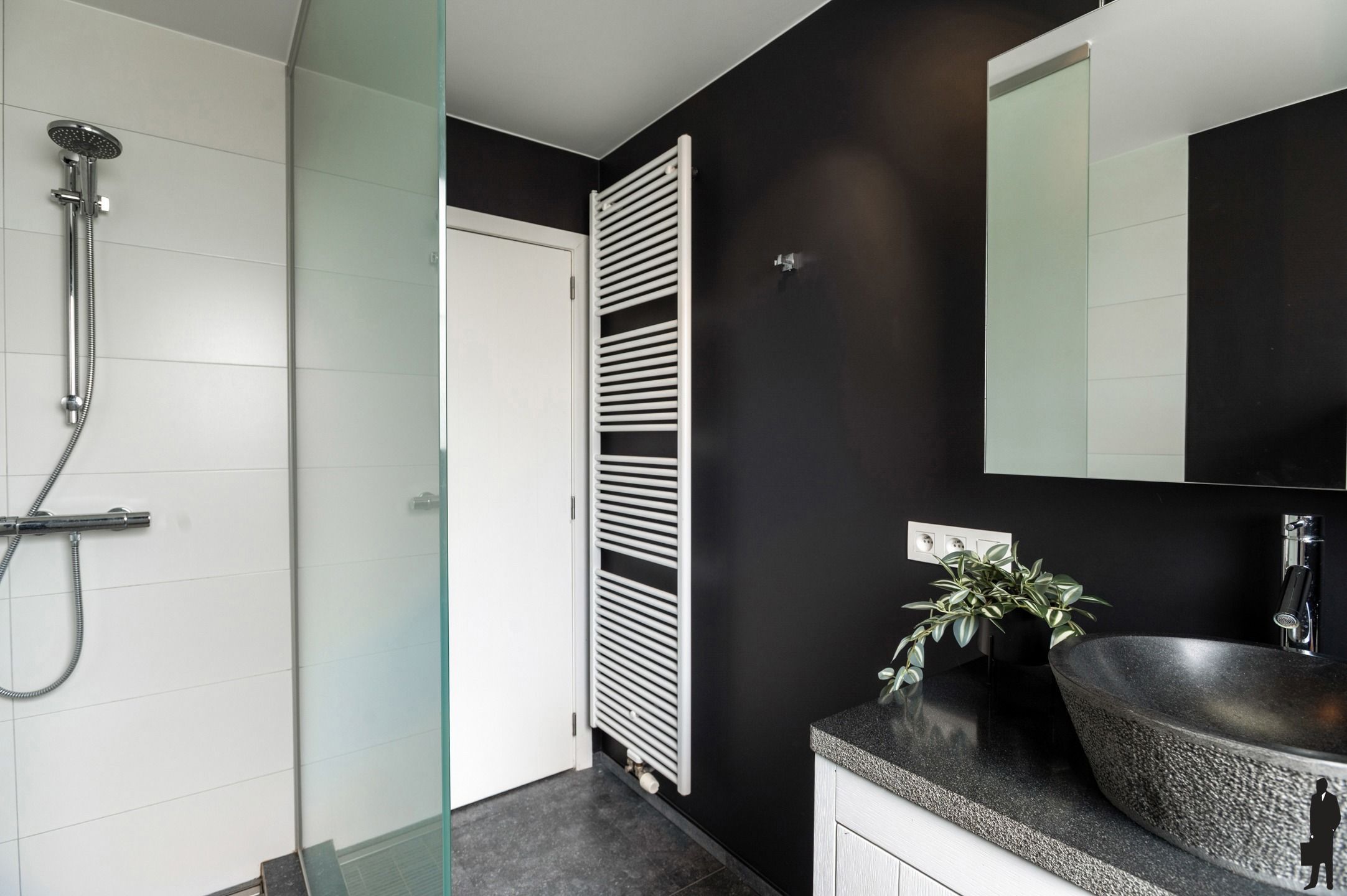 Gerenoveerde woning met 5 ruime slpks, 3 badks en ZW tuin foto 39