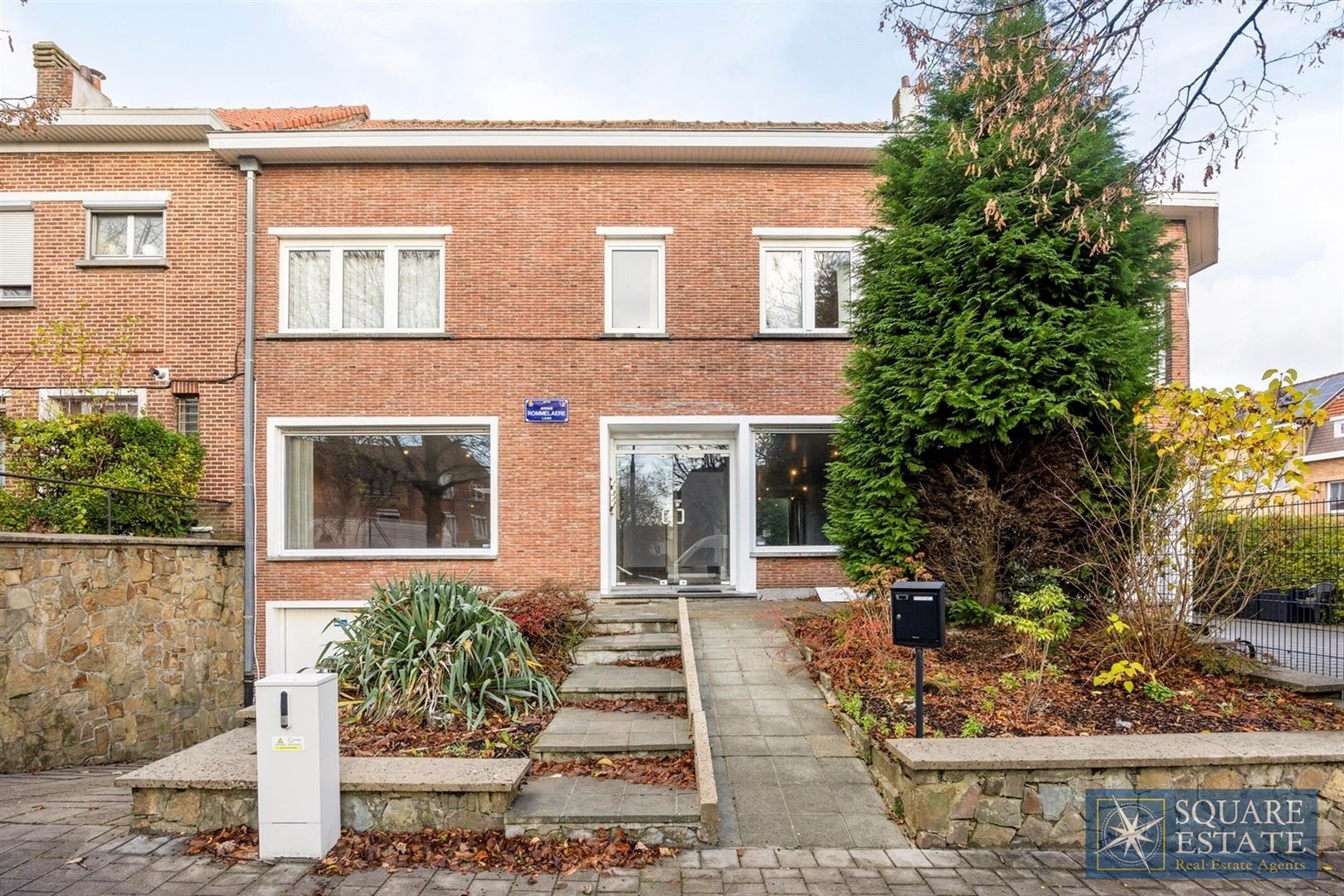 Kantoorgebouw foto {{pictureIndex}}