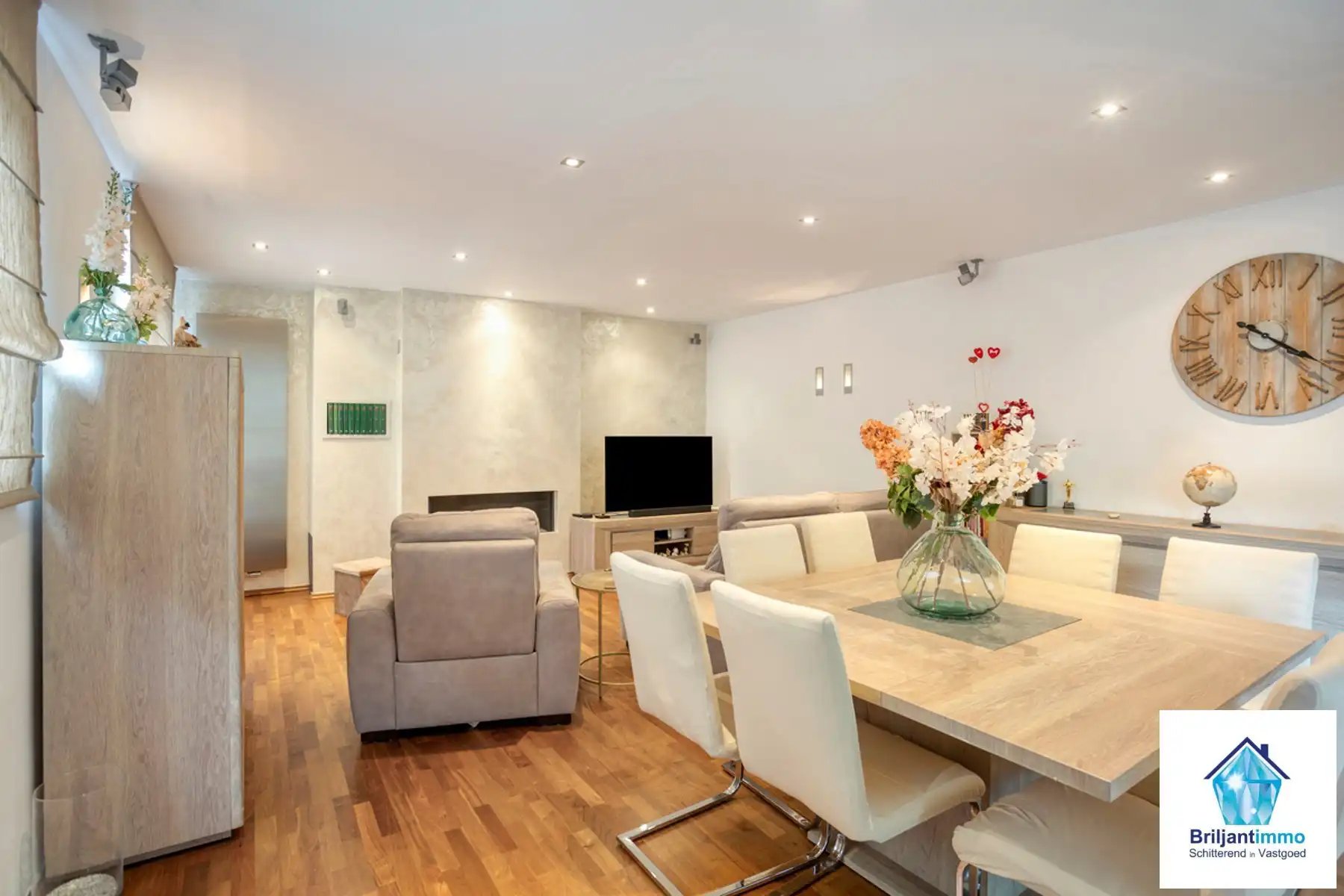 Exclusief afgewerkte duplex met 3 slaapkamers en zonneterras foto {{pictureIndex}}