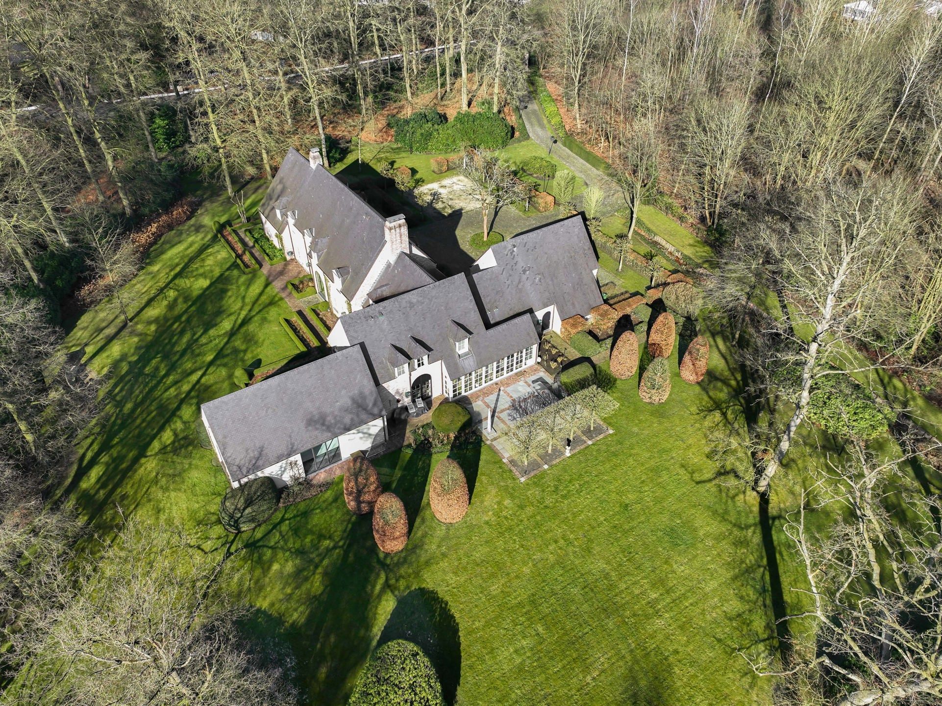 Exclusieve kasteelhoeve met zwembad op 2,7 ha grond, grenzend aan natuurgebied foto 3