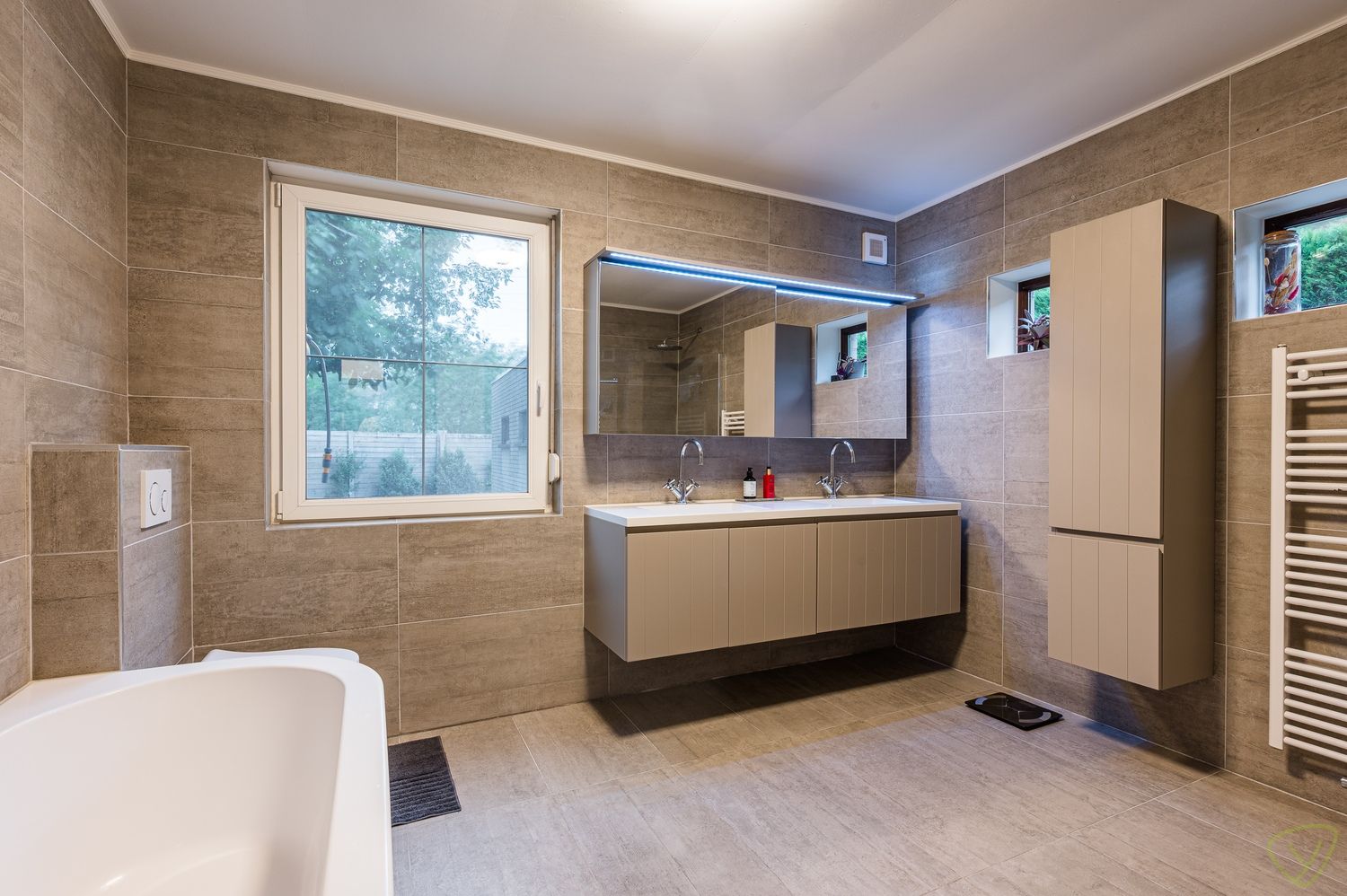 Prachtige open bebouwing met vijf slaapkamers op toplocatie foto 9