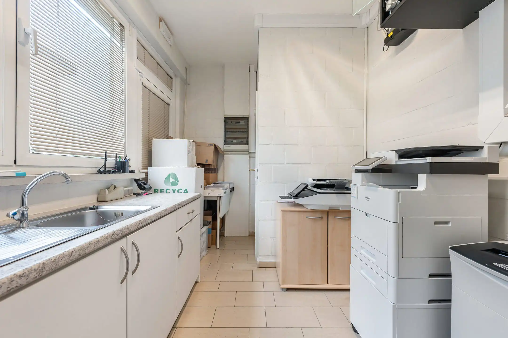 Veelzijdig handelspand met parking te Riemst foto 17