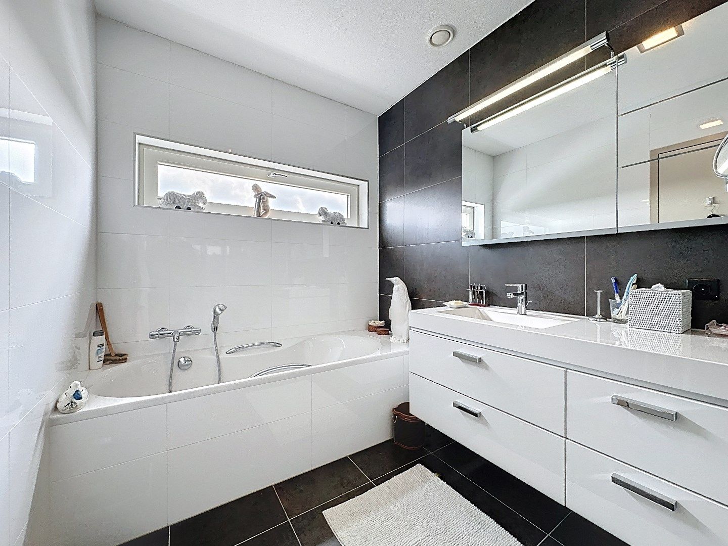 Uniek zicht op haven en zee! foto 16