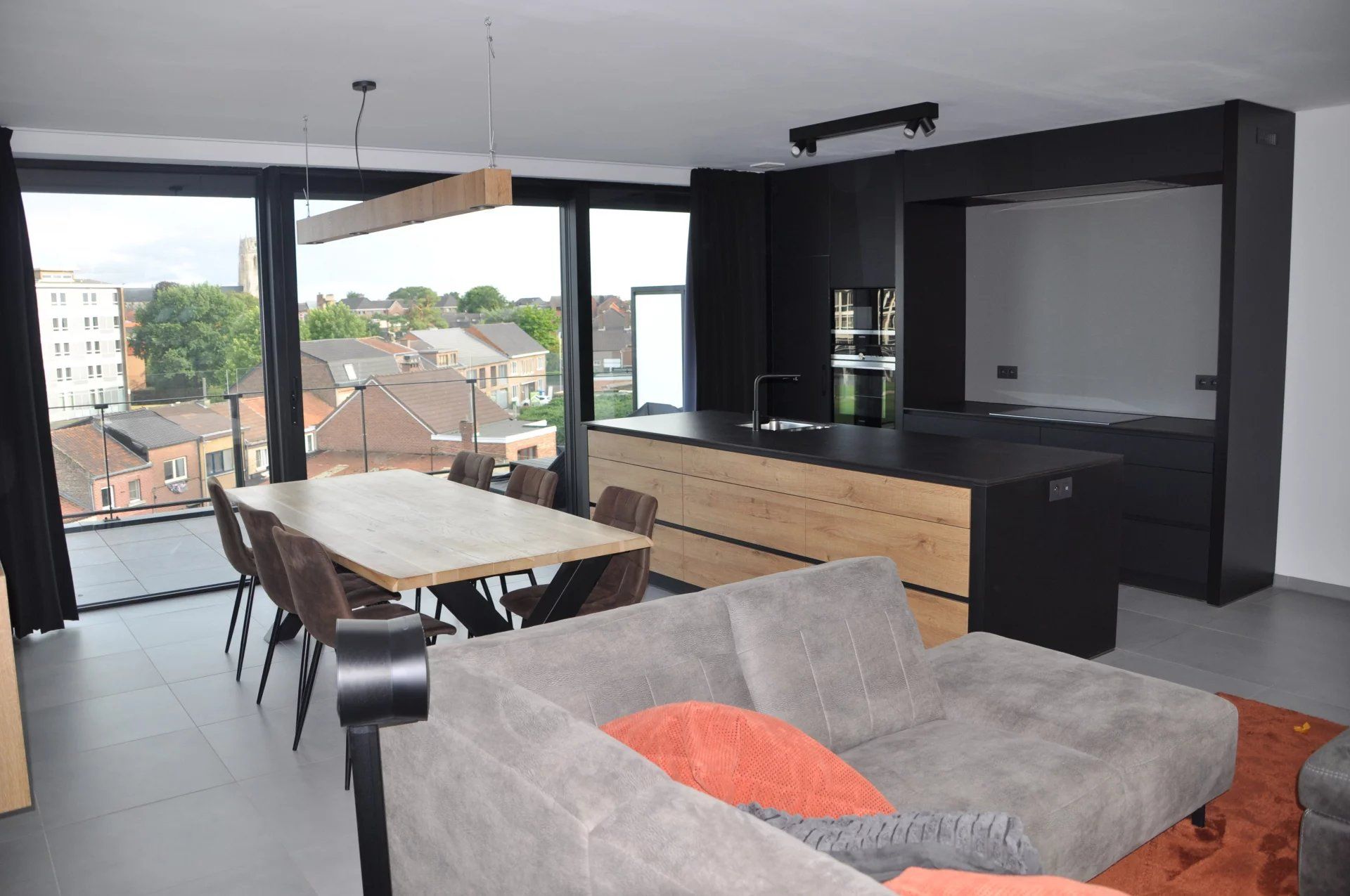UNIEK EN ZEER KWALITATIEF PENTHOUSE MET TWEE SLPK'S EN TWEE TERRASSEN NABIJ CENTRUM TONGEREN foto 2