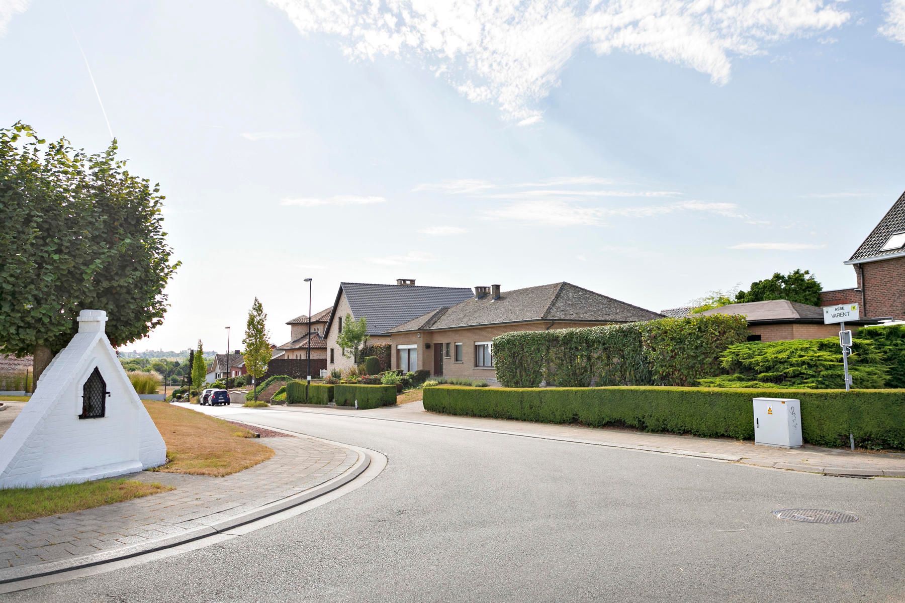 Bungalow met 2 garages, tuin en 3 slaapkamers! foto 3