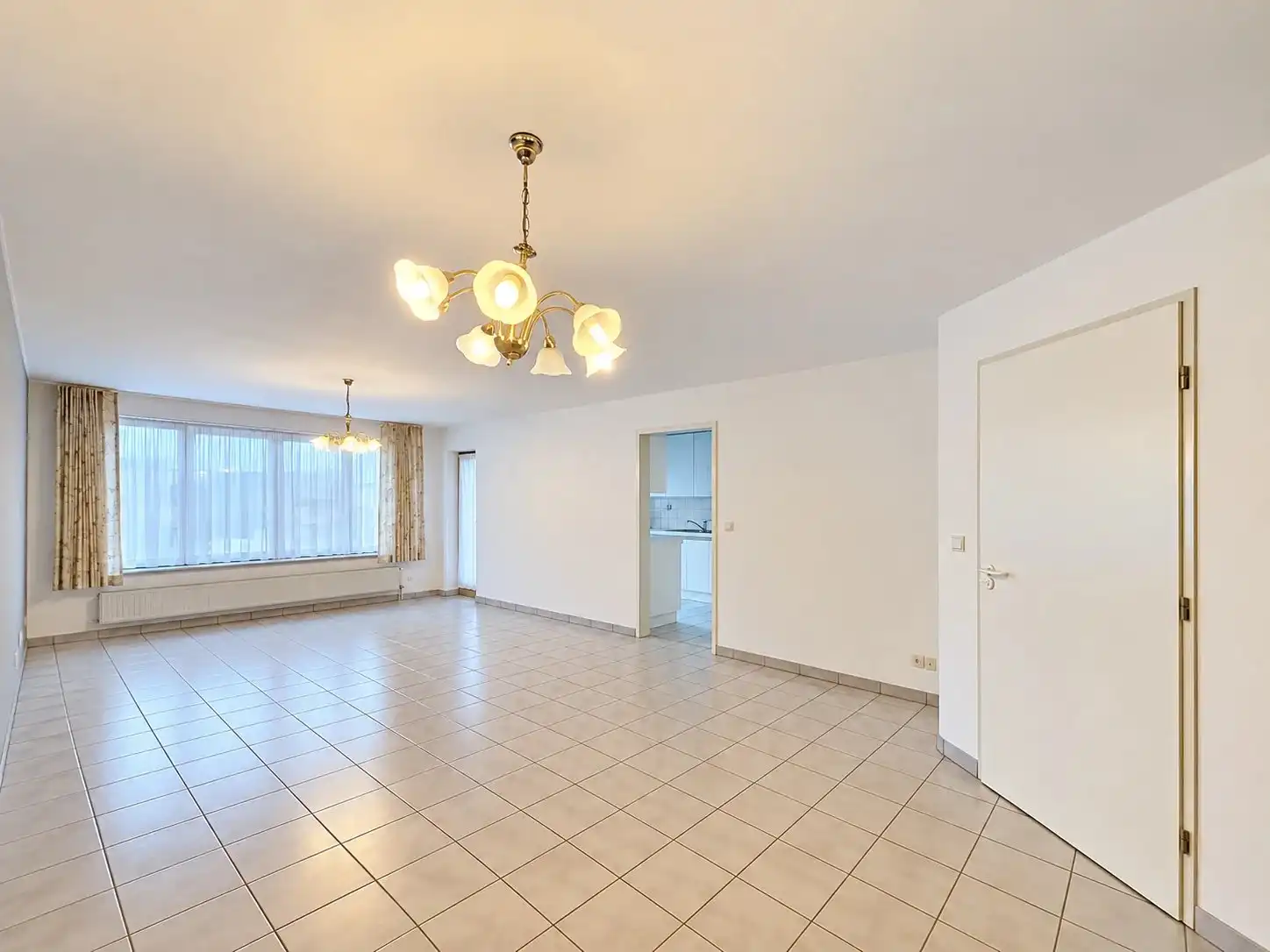 Ruim appartement met 2 slaapkamers, 2 staanplaatsen en 3 kelders foto 5
