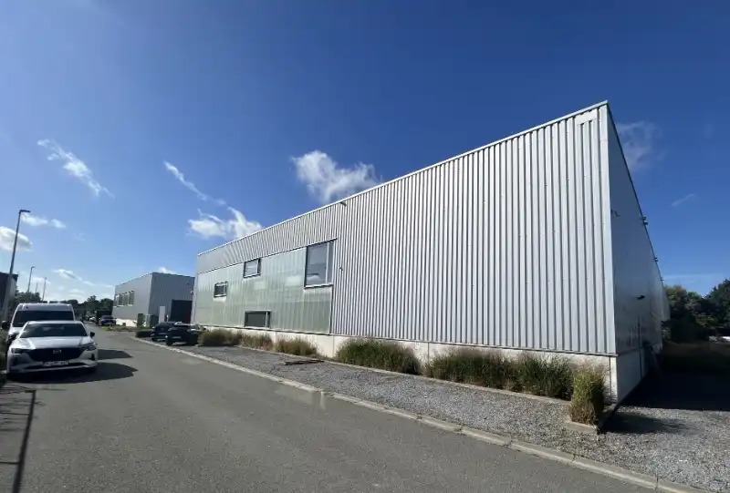 Moderne KMO-unit met 299 m² kantoren en 324 m² magazijn – nabij R4 foto {{pictureIndex}}