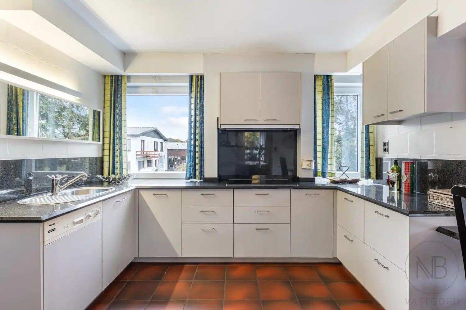 Pand met vergunde praktijkruimte, woonst, garage en carport in Opglabbeek foto 27