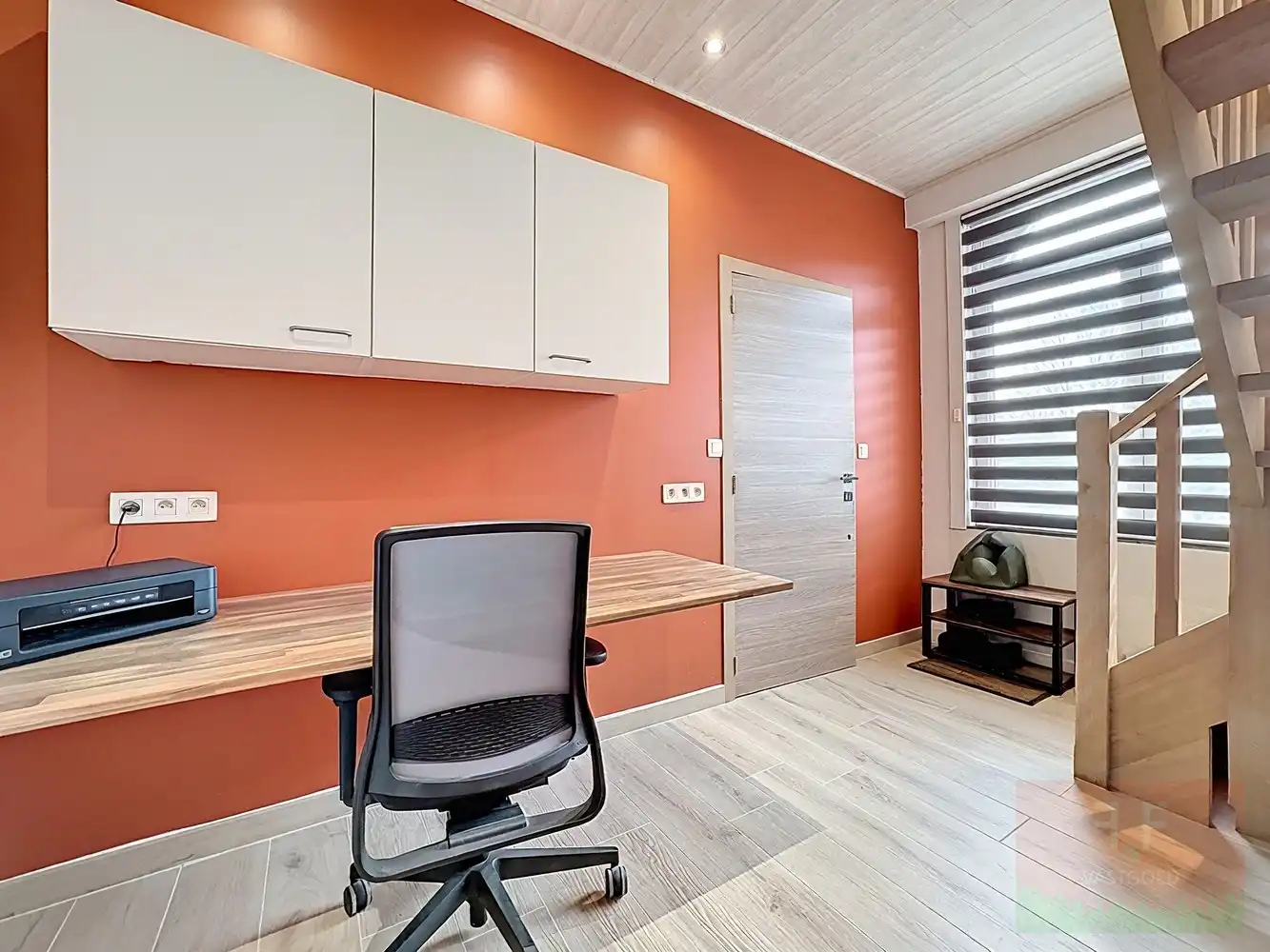 Instapklare hedendaagse gezinswoning met garage, opslagruimte en grote tuin foto 12