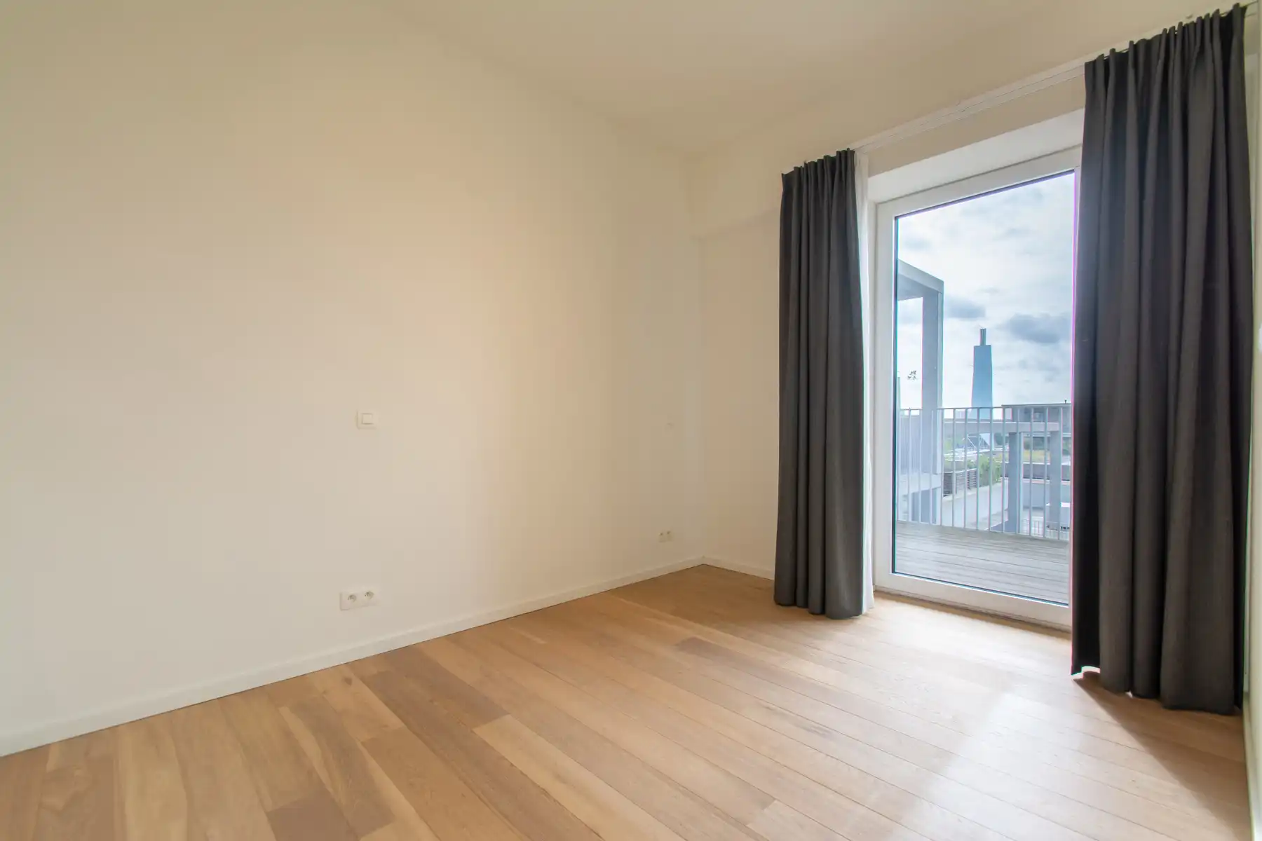 Ongemeubeld 1 slaapkamer app. met mooi terrras foto 11