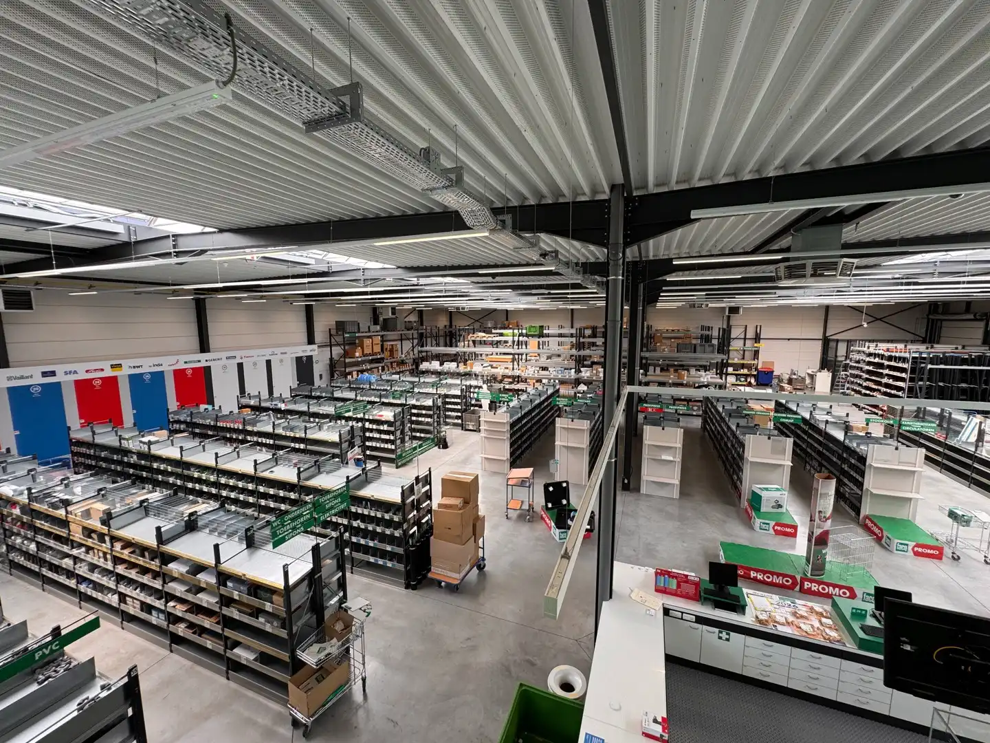Nieuw en volledig uitgerust bedrijfsgebouw in Ieper foto 20