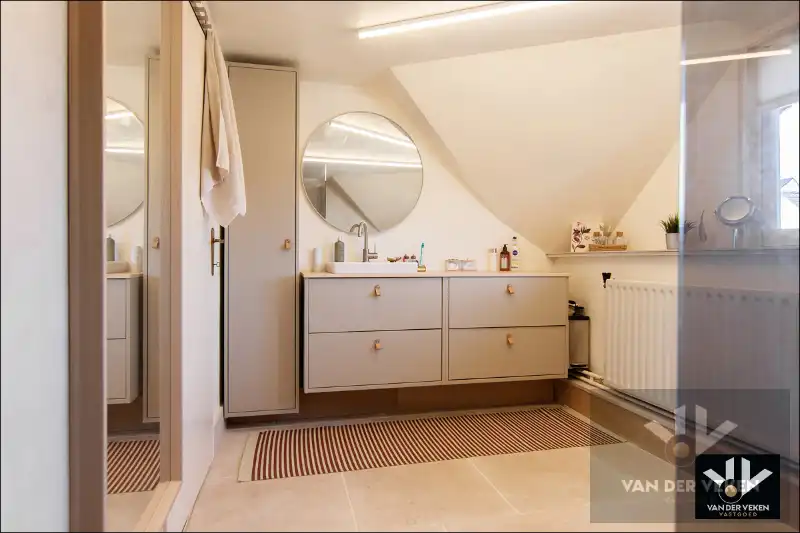 Stijlvol gerenoveerde gezinswoning met veel natuurlijke lichtinval en riante leefruimtes! foto 22
