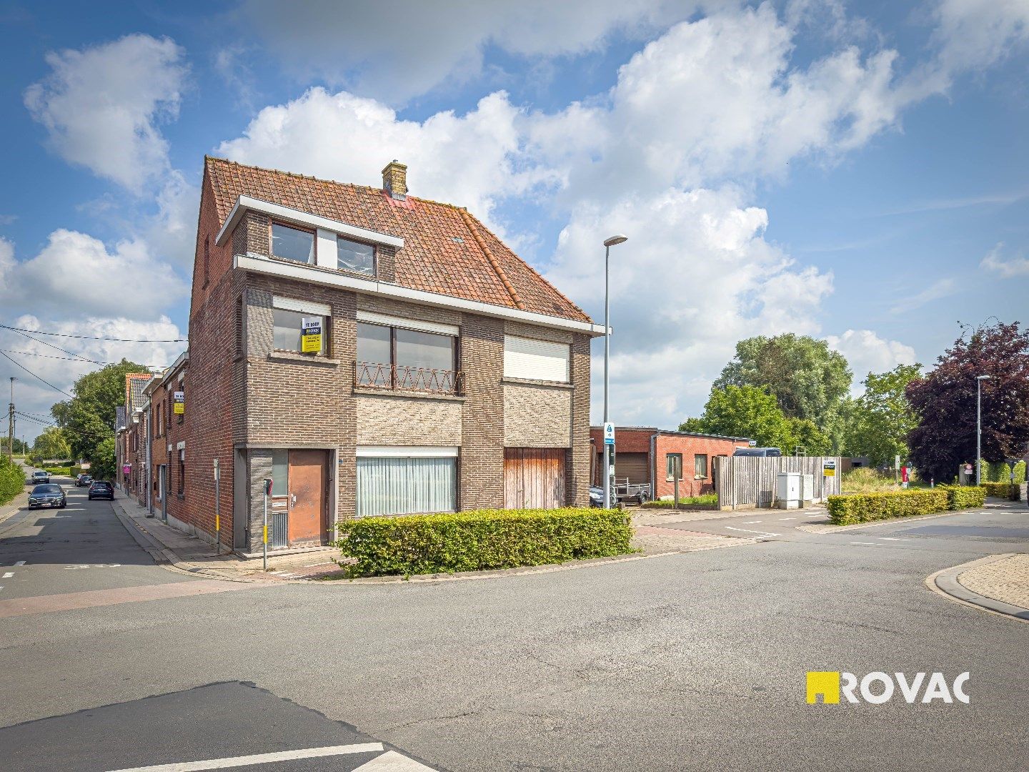 Te renoveren woning met loods en opslagplaatsen op 805 m² foto 2