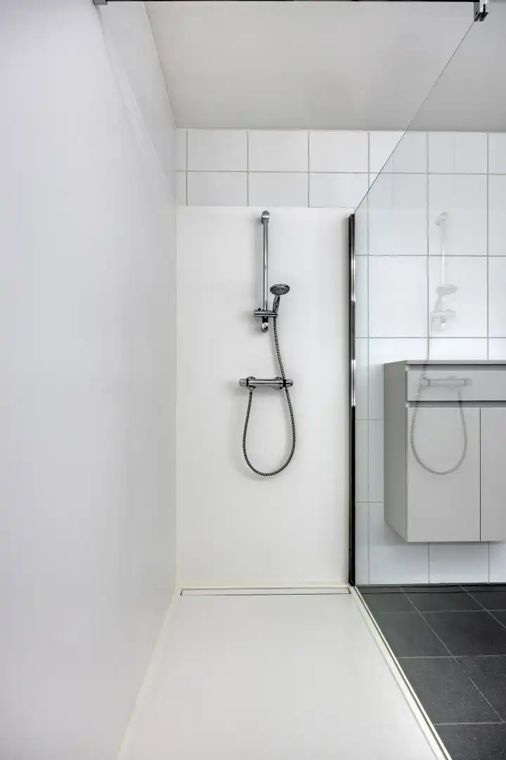 Gelijkvloers appartement met 2 slpk, 2 parkings en 2 kelderbergingen. foto 23