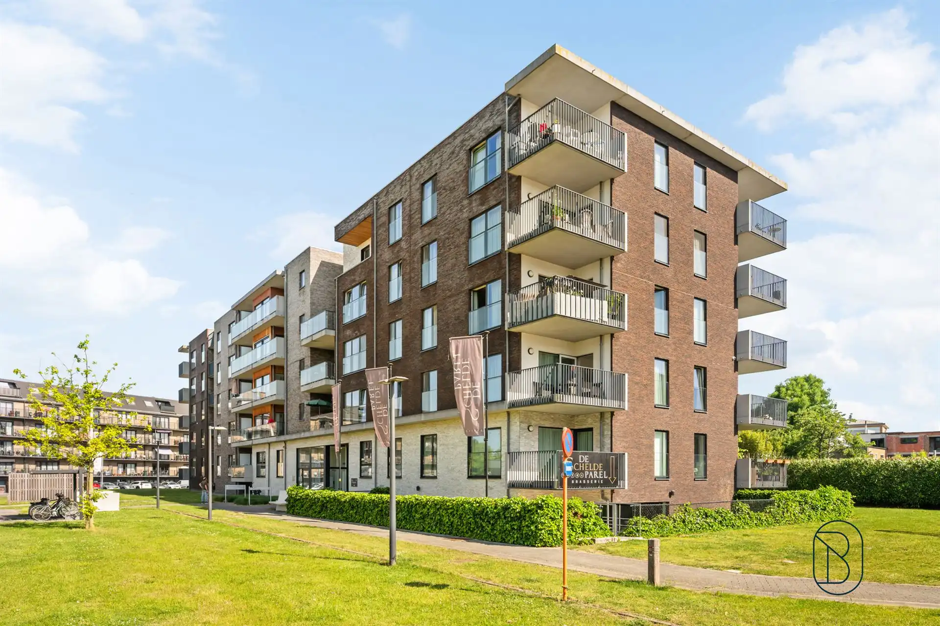 IDEALE INVESTERING! Moderne assistentieflat met terras foto 3