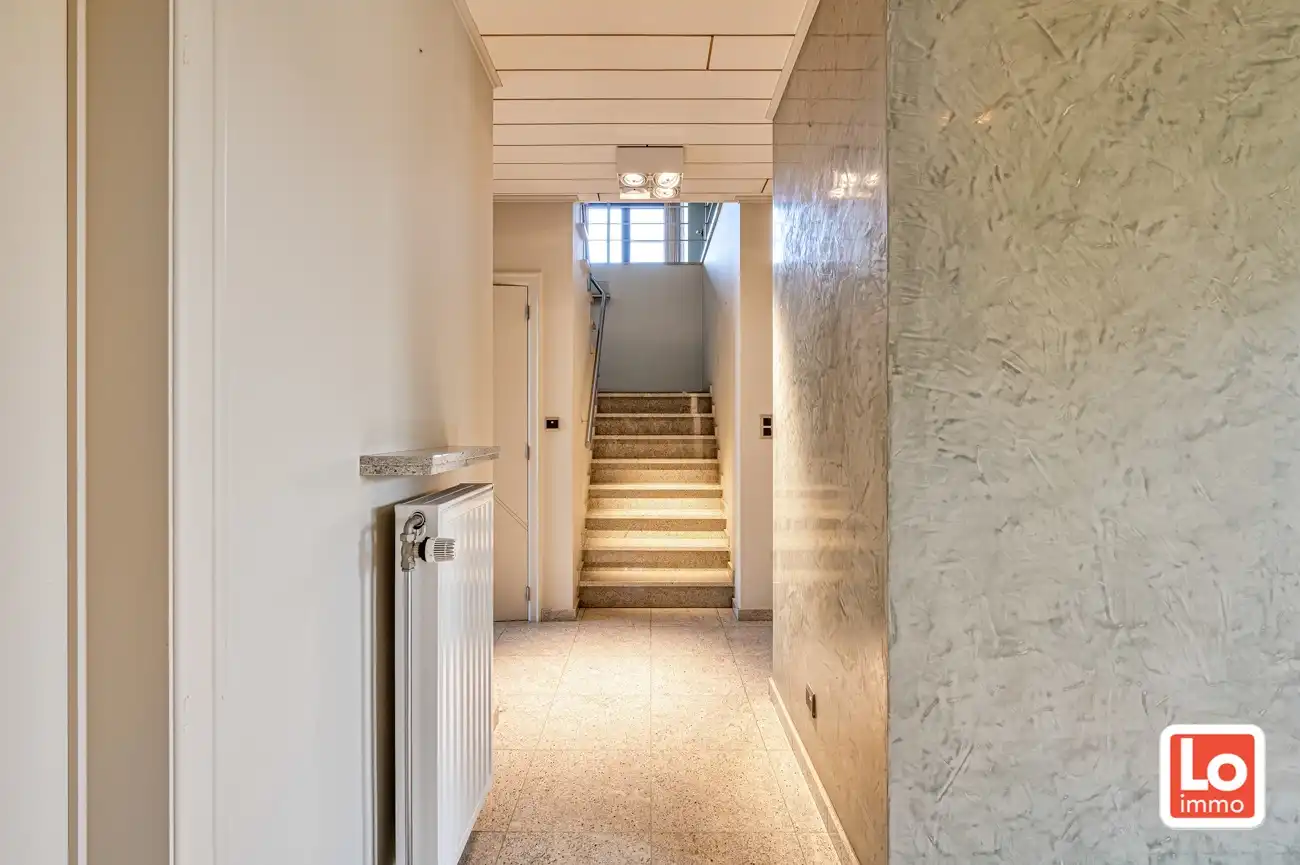 VERKOCHT!! Heel ruime degelijke open woning met praktijkruimte, inpandige garage en ruime gerenoveerde schuur met heel wat potentieel gelegen op een gemakkelijk bereikbare locatie tussen Oostakker en Lochristi! foto 9