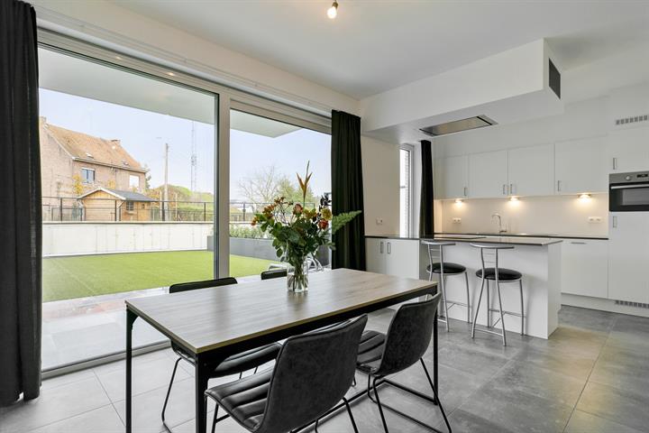 Gelijkvloers appartement met terras en tuintje foto 11