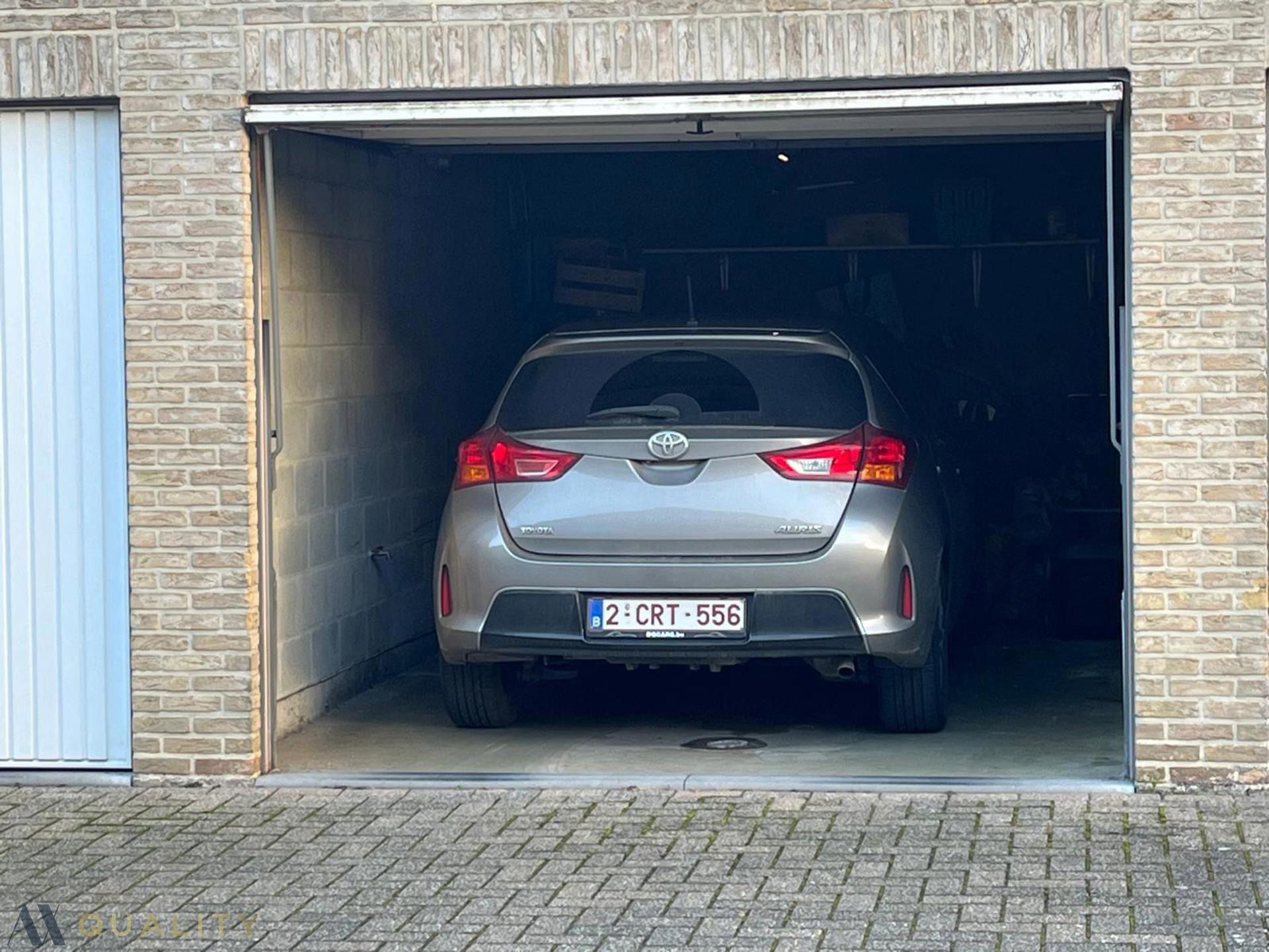 Gelijkvloers, gerenoveerd 2-slpk.-appt. met terras, tuin en gemetste garage op wandelafstand van het station foto 18