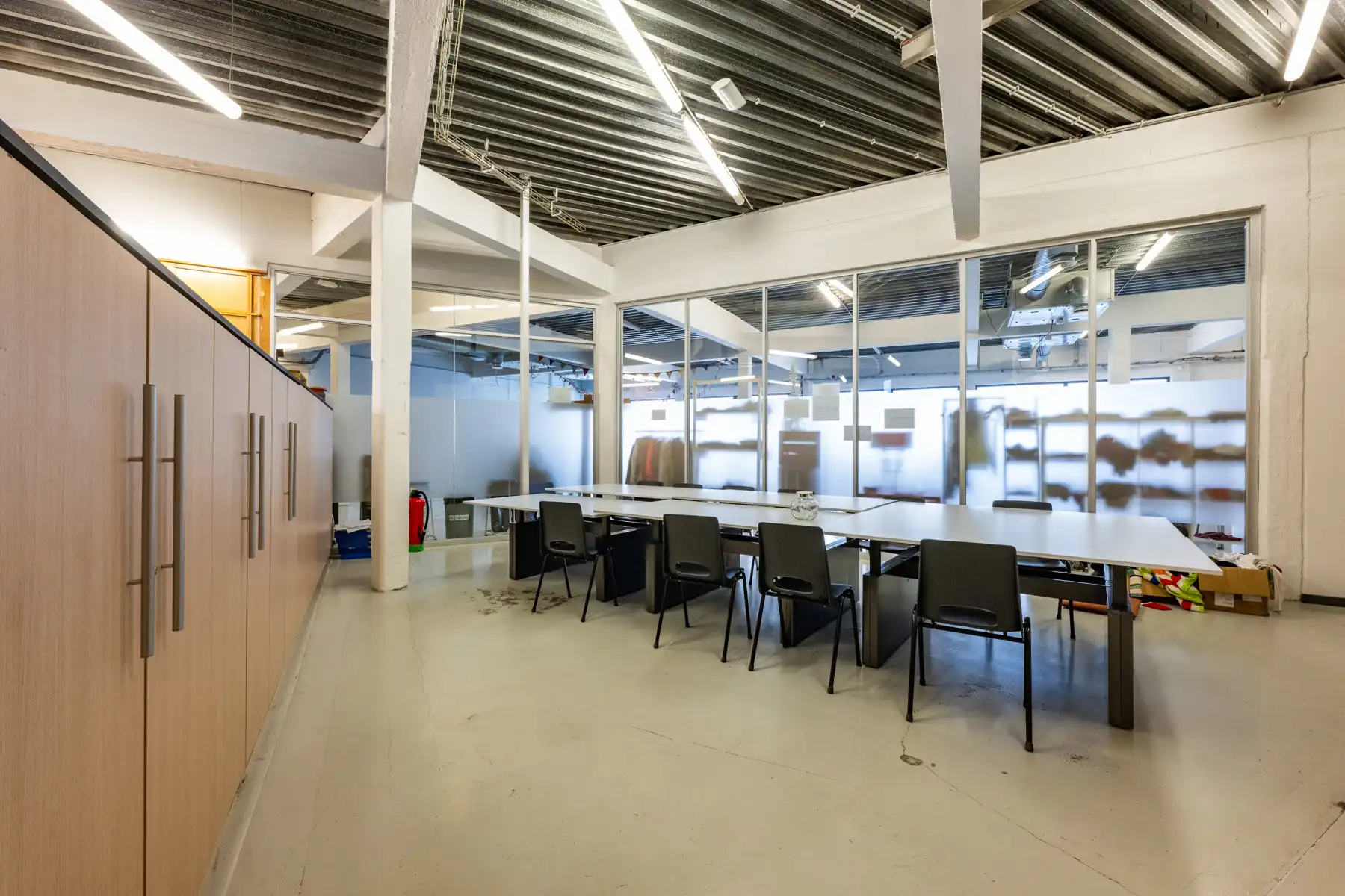 Ruim en veelzijdig bedrijfspand met parking en opslag foto 62