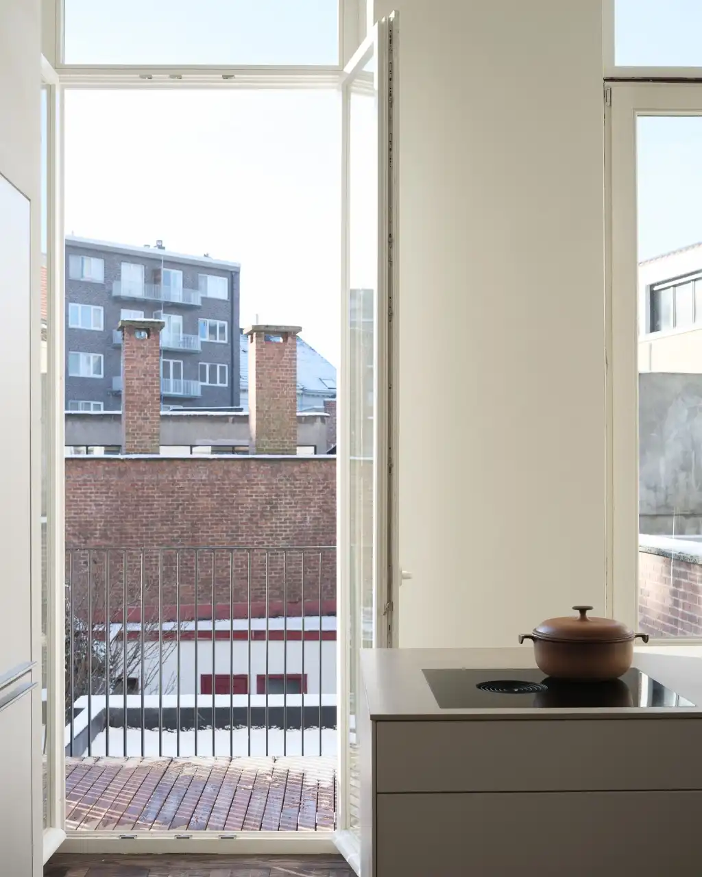 Gerenoveerd tweeslaapkamerappartement met zonnig terras in een voormalige herenwoning, nabij het historisch centrum van Gent. foto 5