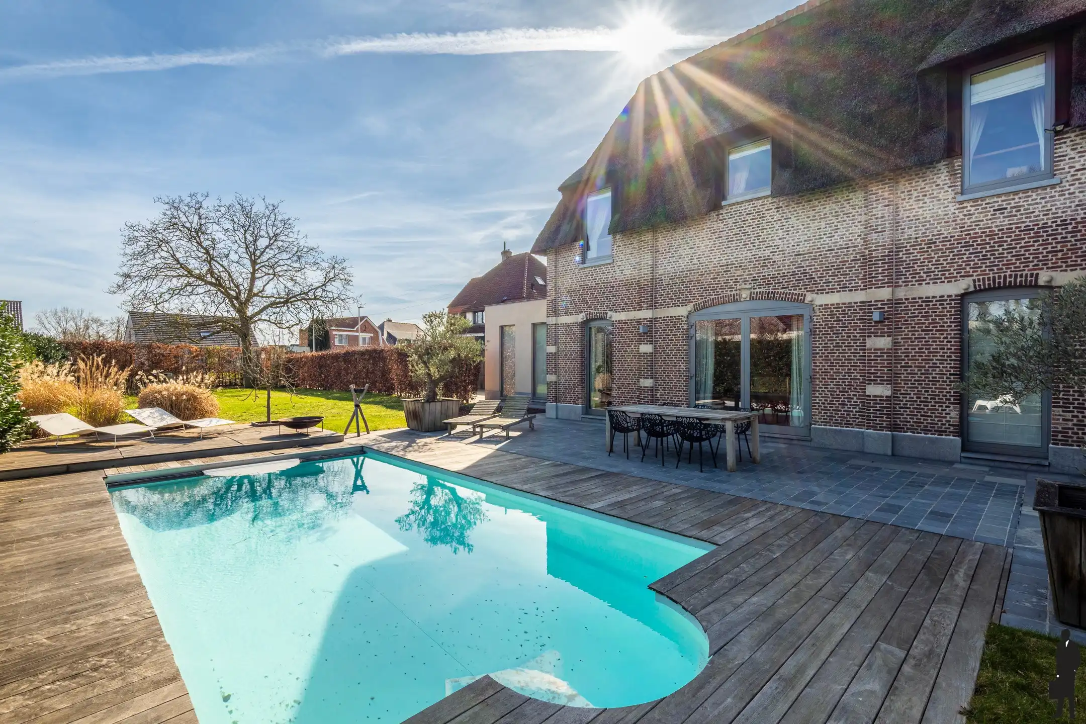Unieke villa met zwembad, 4 slpk en zuidgerichte tuin foto {{pictureIndex}}