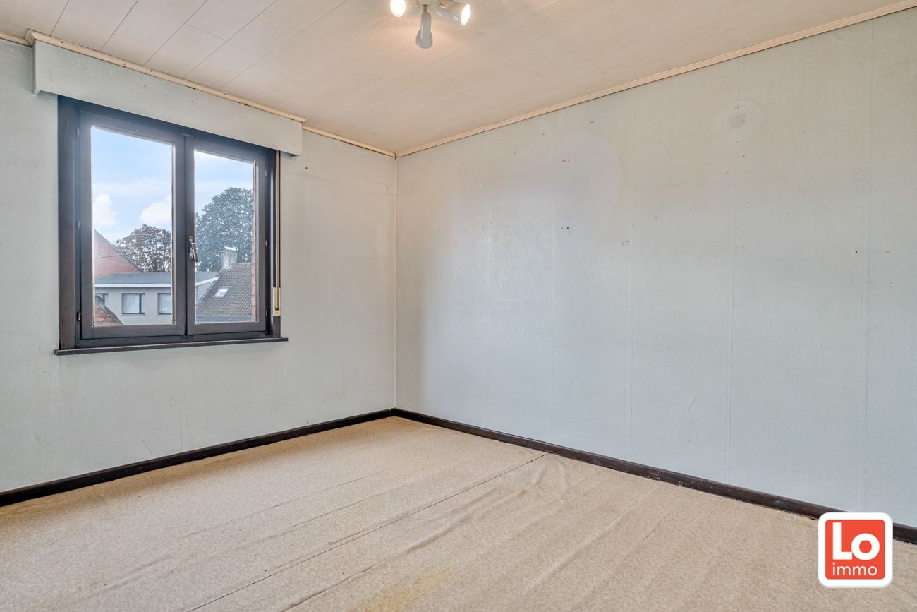 VERKOCHT! Ruime te renoveren woning met een afzonderlijke garage op een toplocatie in het centrum van Beervelde! foto 15