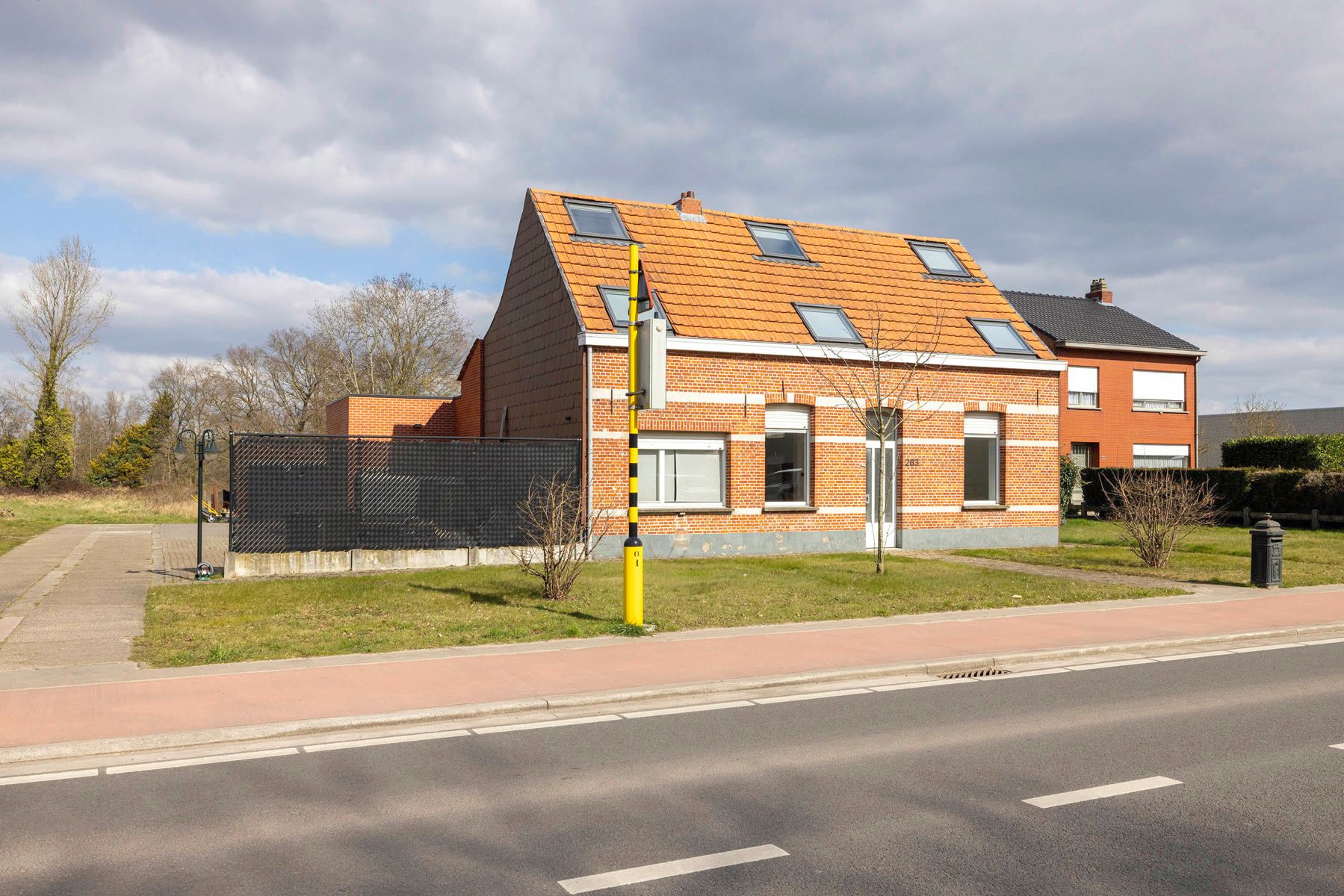 OB met o.a. 5 slaapkamers, 2 badkamers en ruim magazijn foto 2